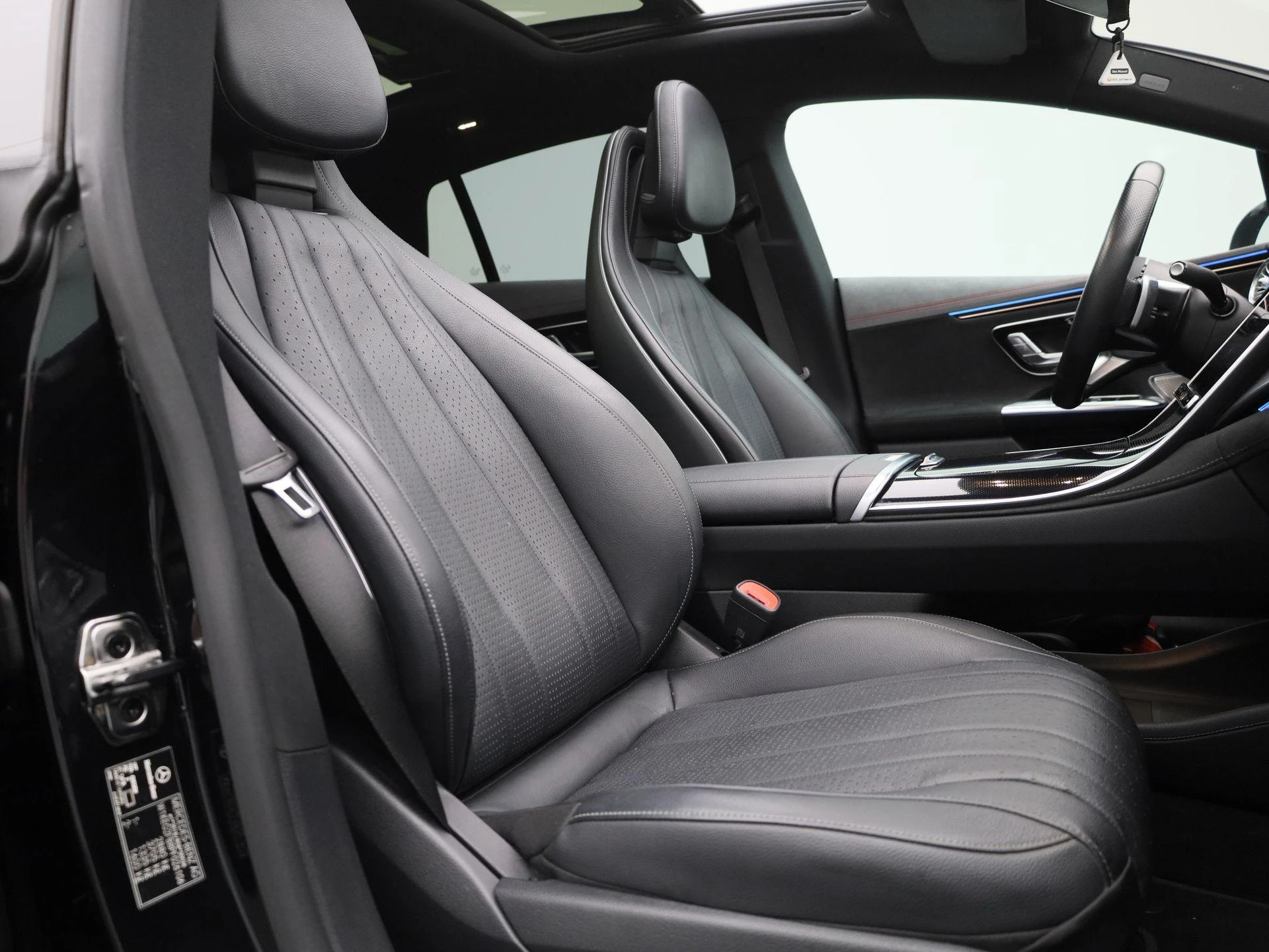 Mercedes-Benz-EQE-image-38