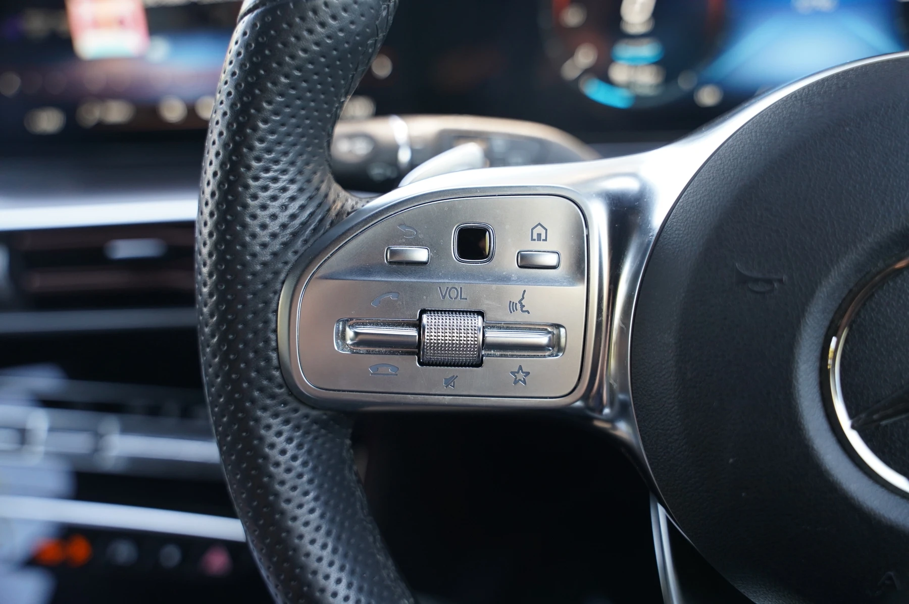 Mercedes-Benz-EQC-image-18