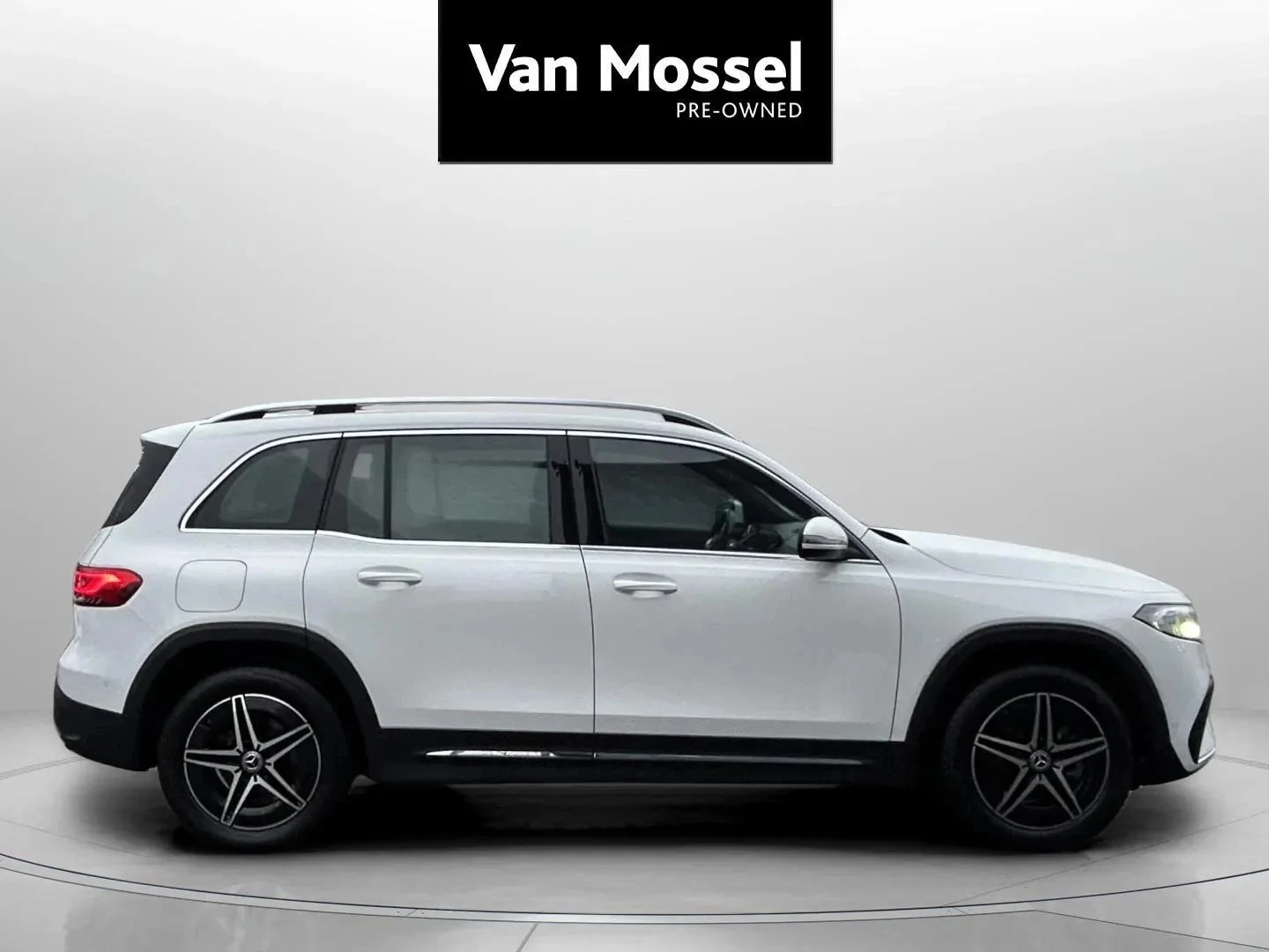 Mercedes-Benz-EQB-image-3