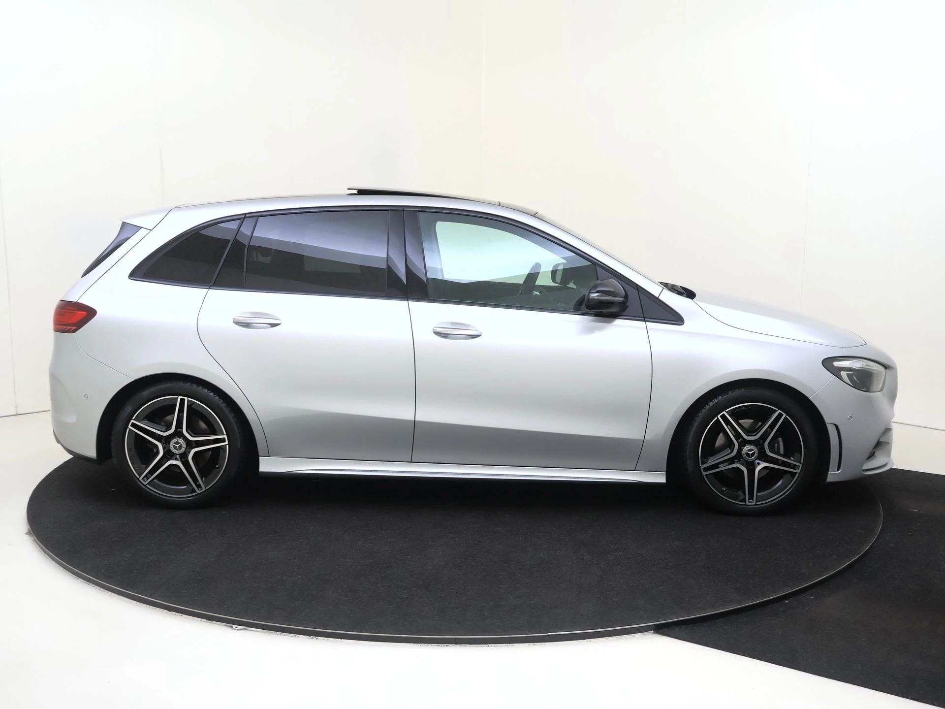 Mercedes-Benz-B-Klasse-image-8