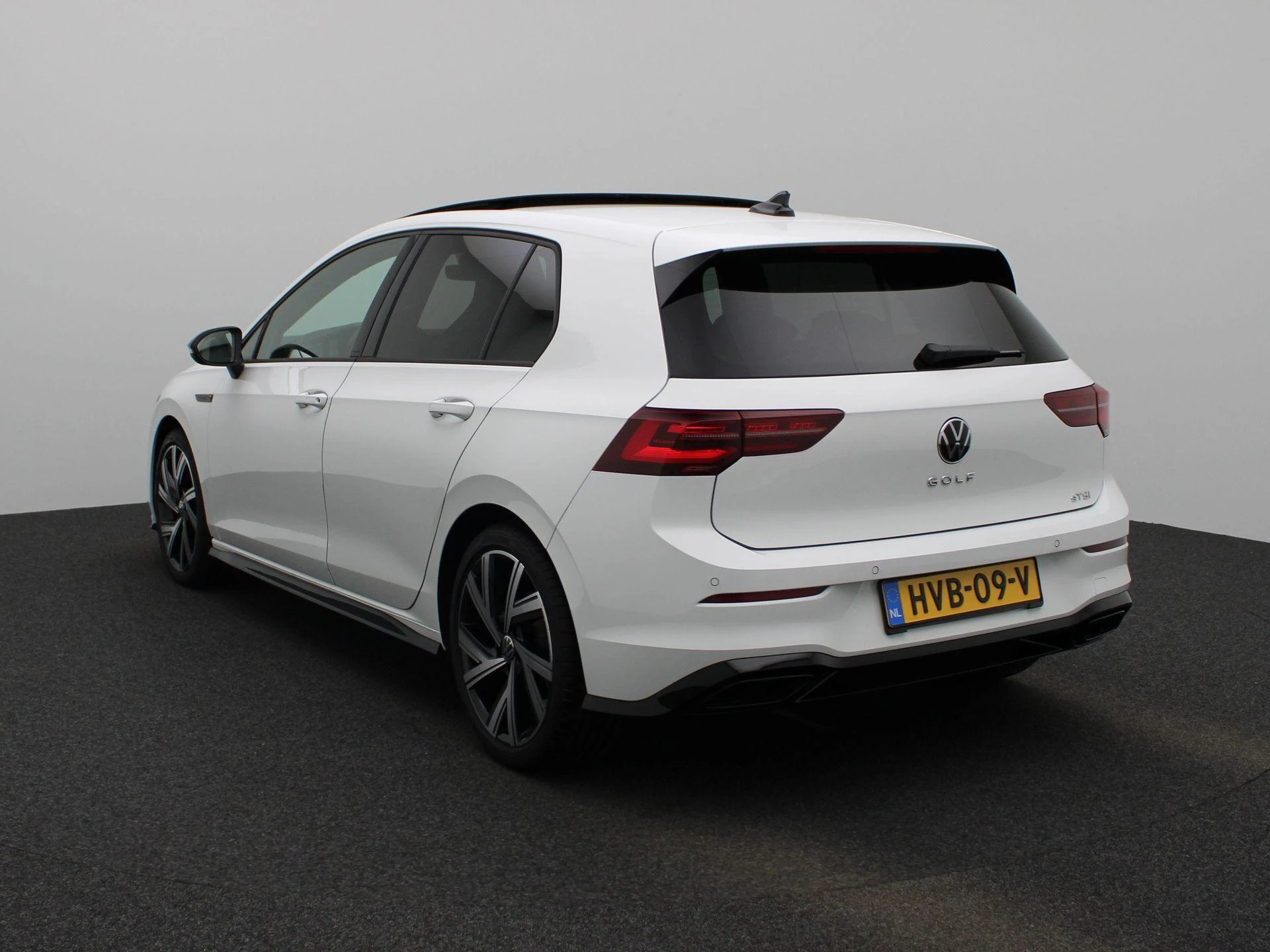 Volkswagen-Golf-image-1