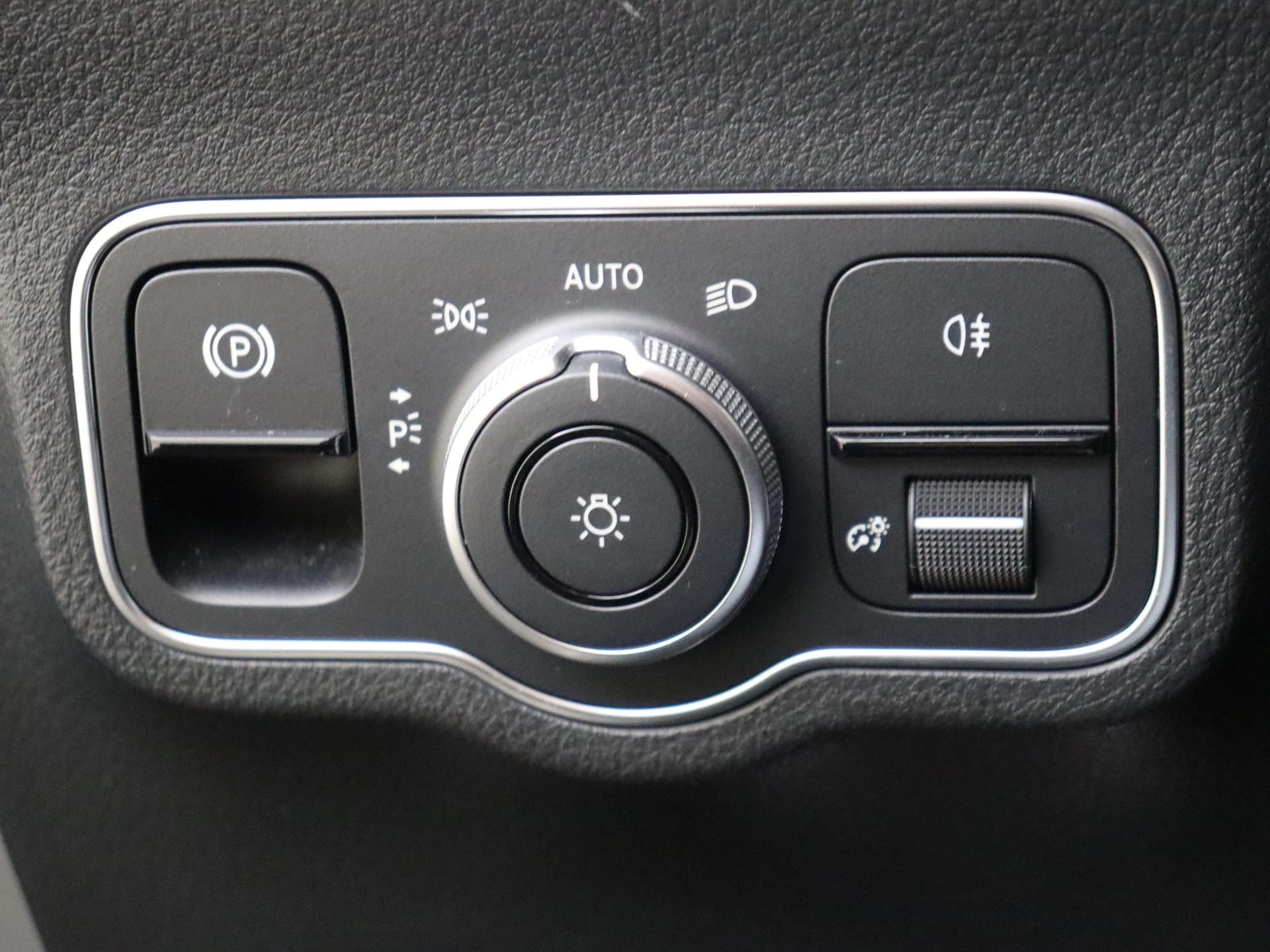 Mercedes-Benz-GLA-image-23