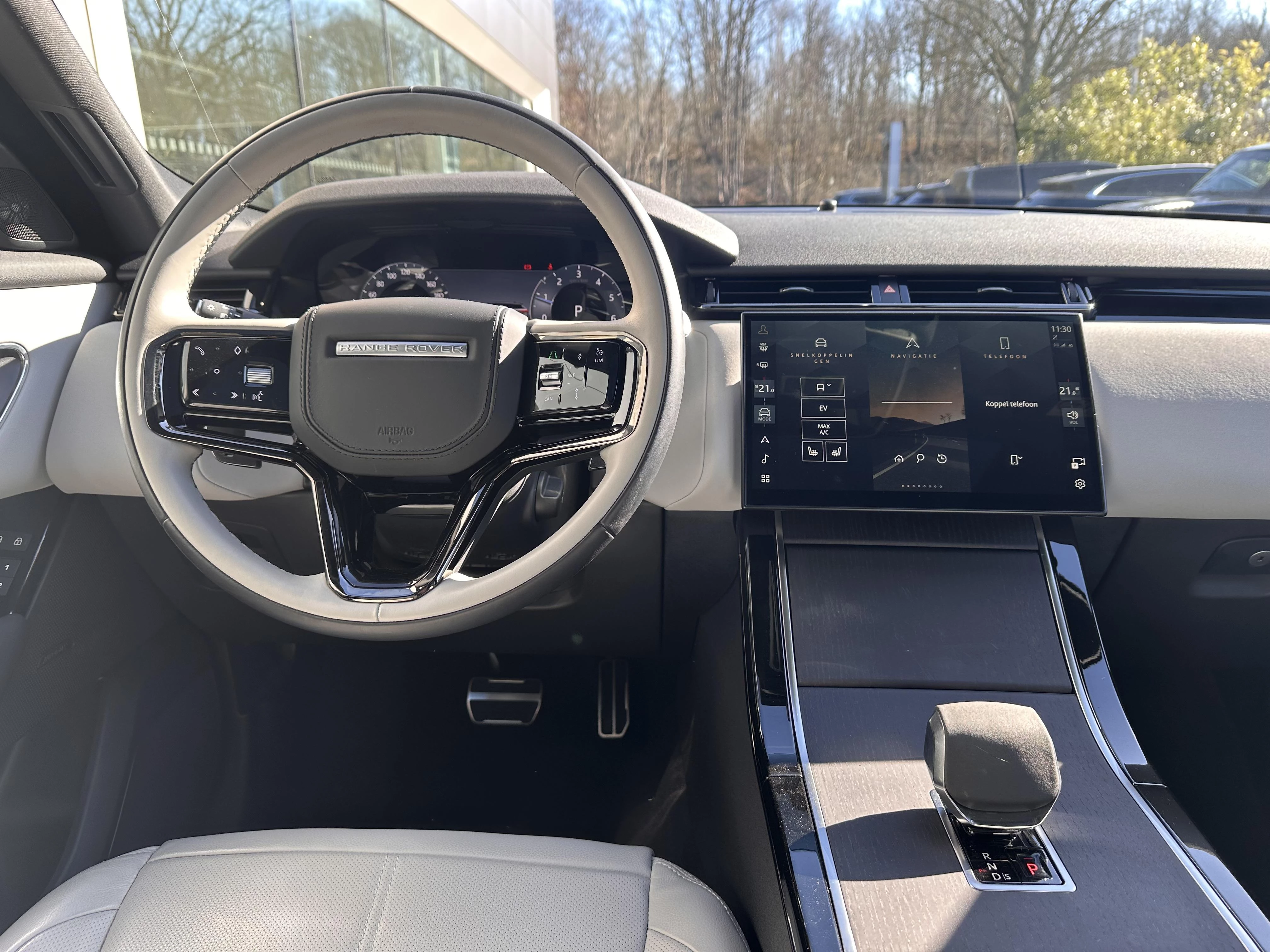 Land Rover-Range Rover Velar-image-11