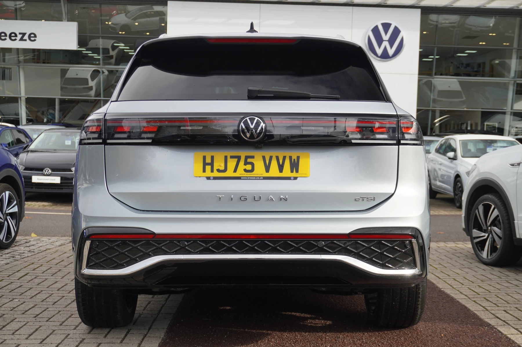 Volkswagen-Tiguan-image-12