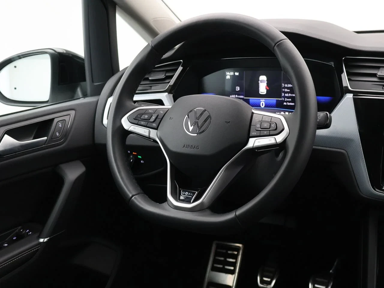 Volkswagen-Touran-image-16