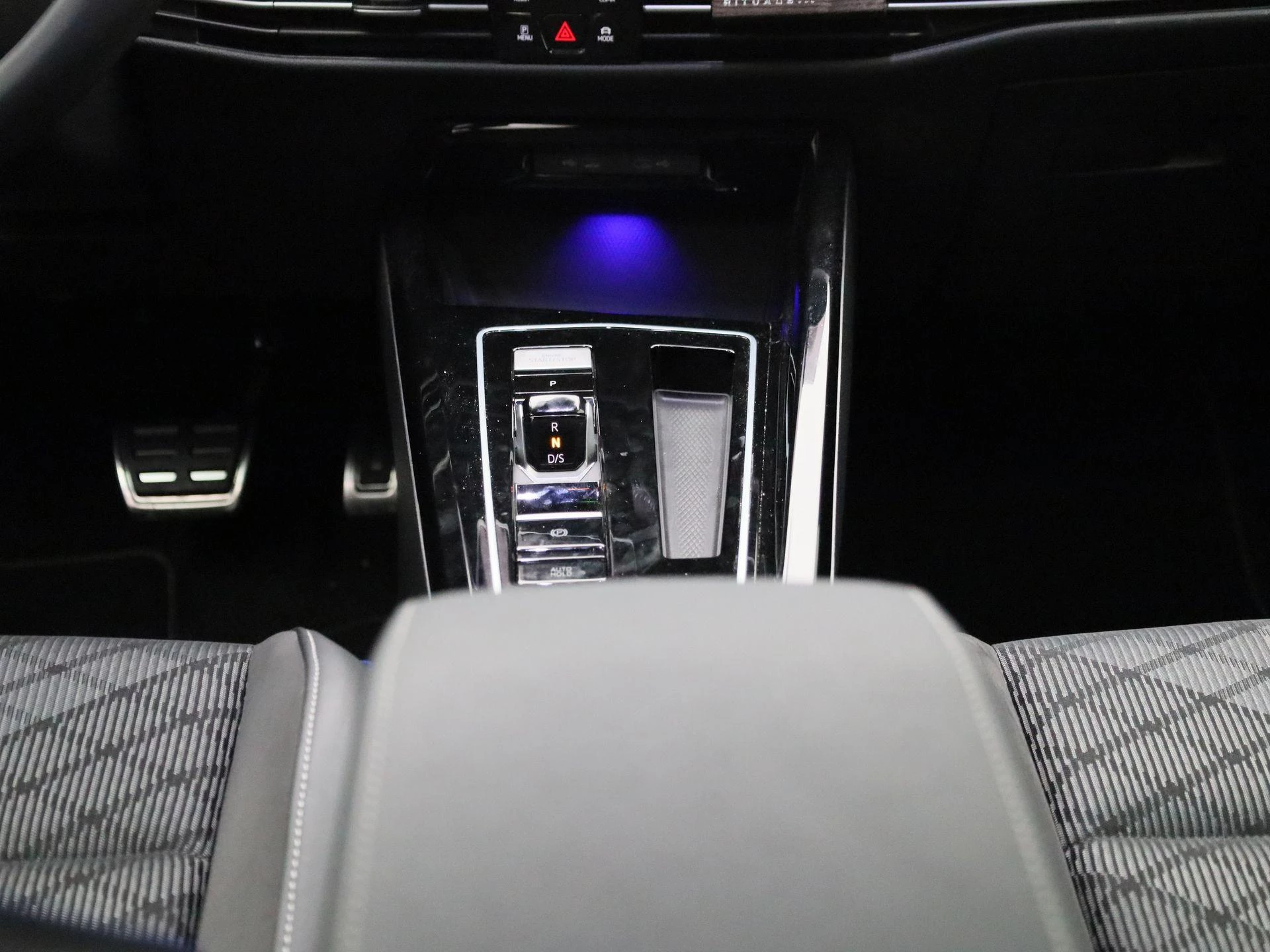 Volkswagen-Golf-image-9