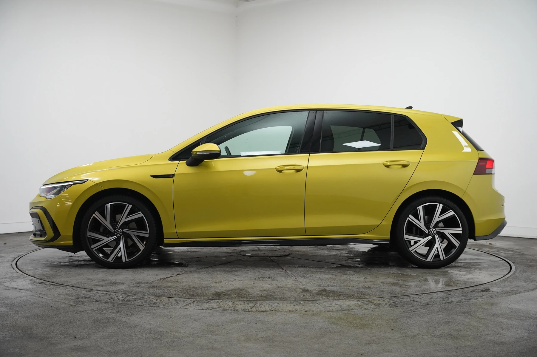 Volkswagen-Golf-image-14