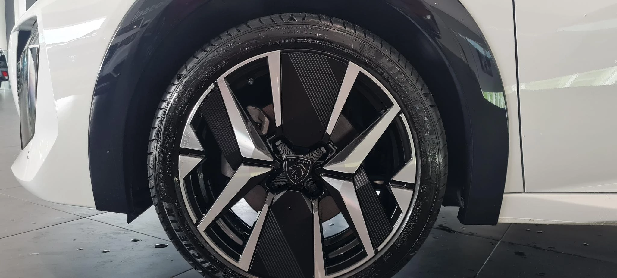 Peugeot 208 Hybrid 100 e-DCS6 GT