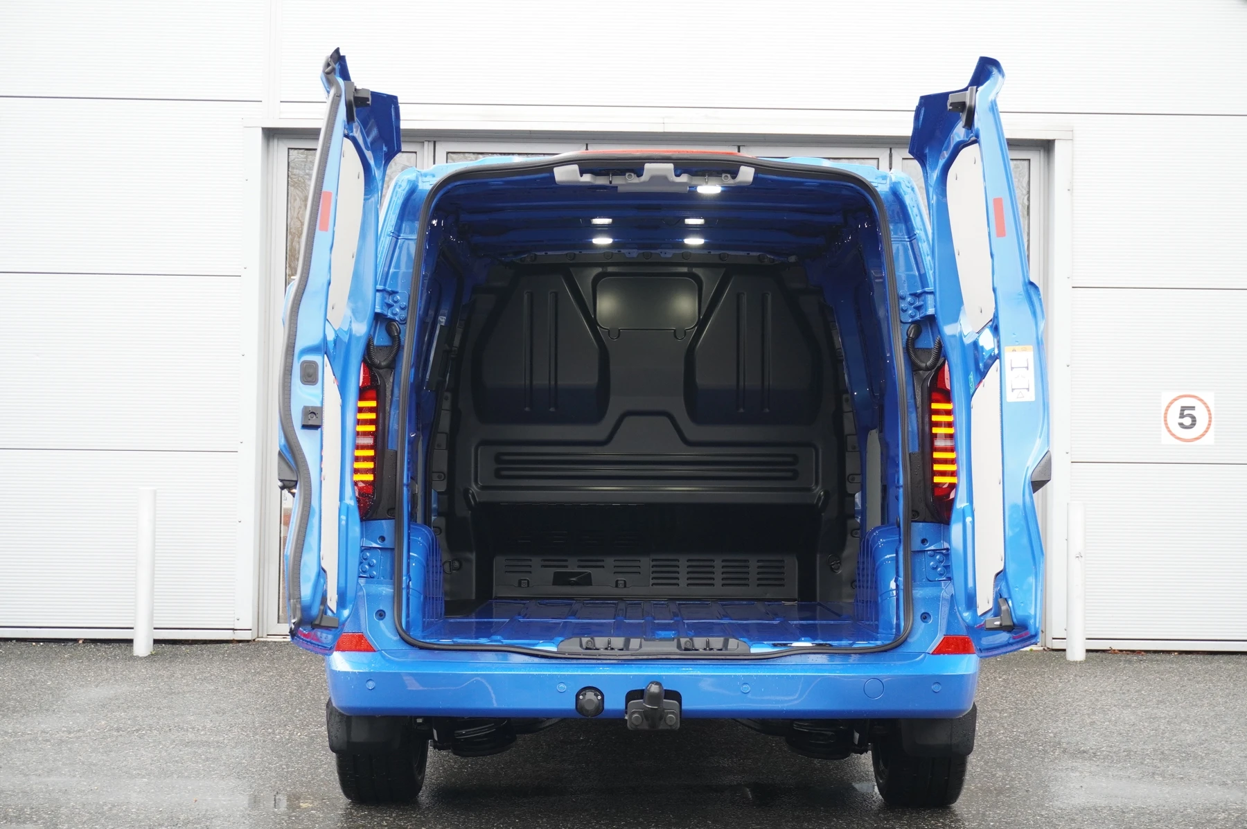 Volkswagen-Transporter-image-23