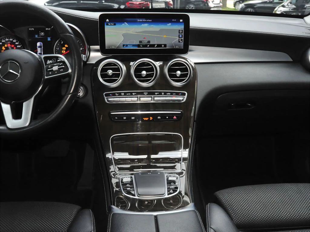 Mercedes-Benz-GLC 300 de-image-10