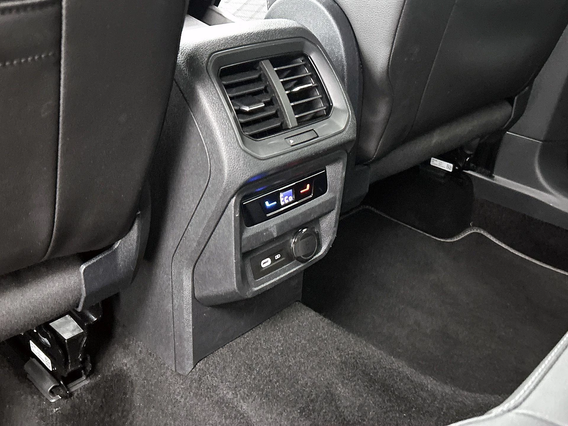 Volkswagen-Tiguan-image-12