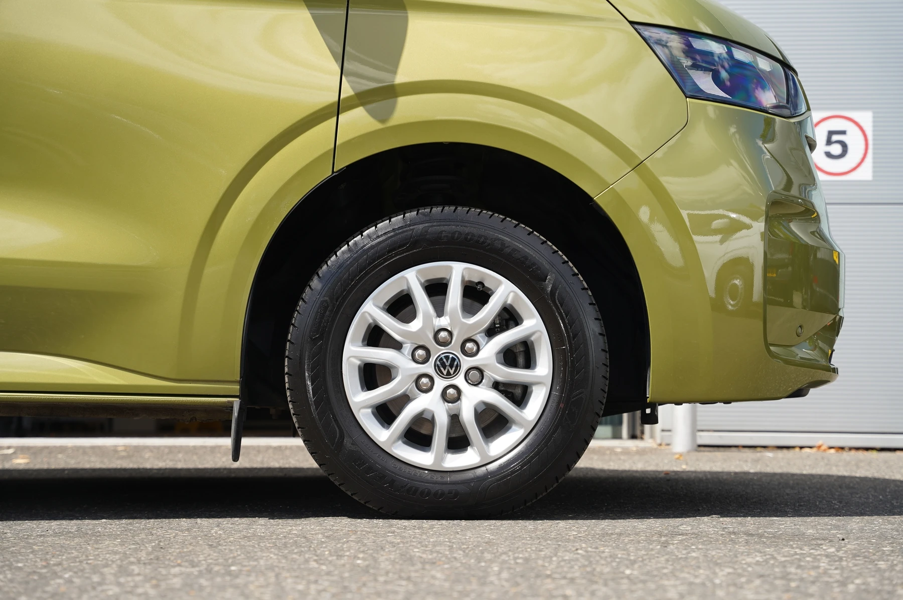 Volkswagen-Transporter-image-31
