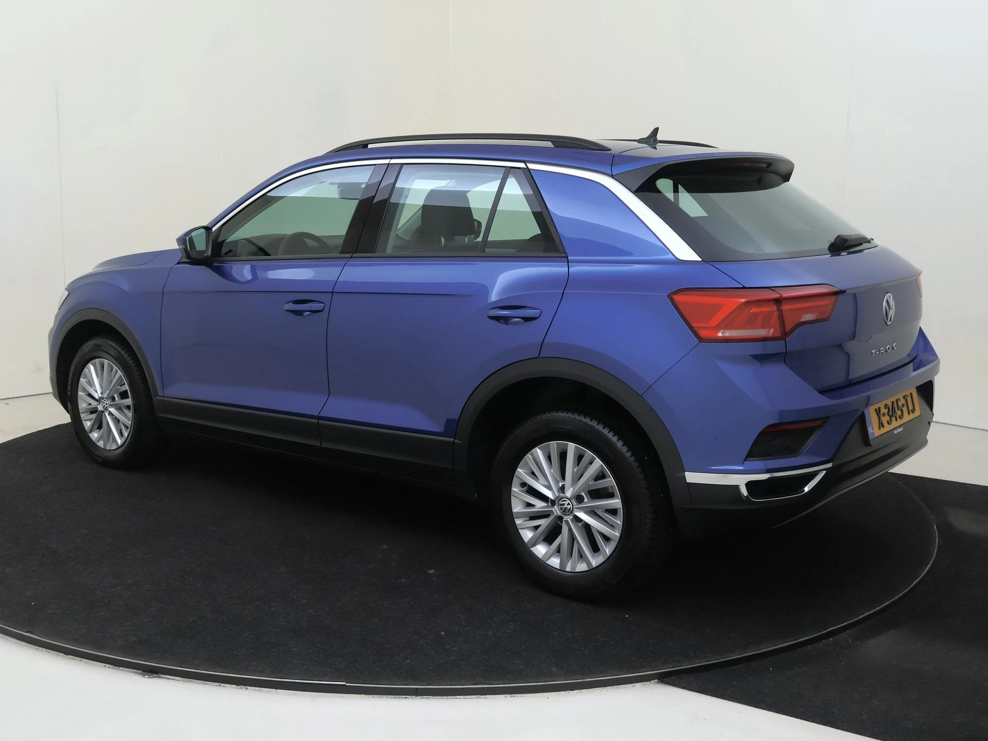 Volkswagen-T-Roc-image-2