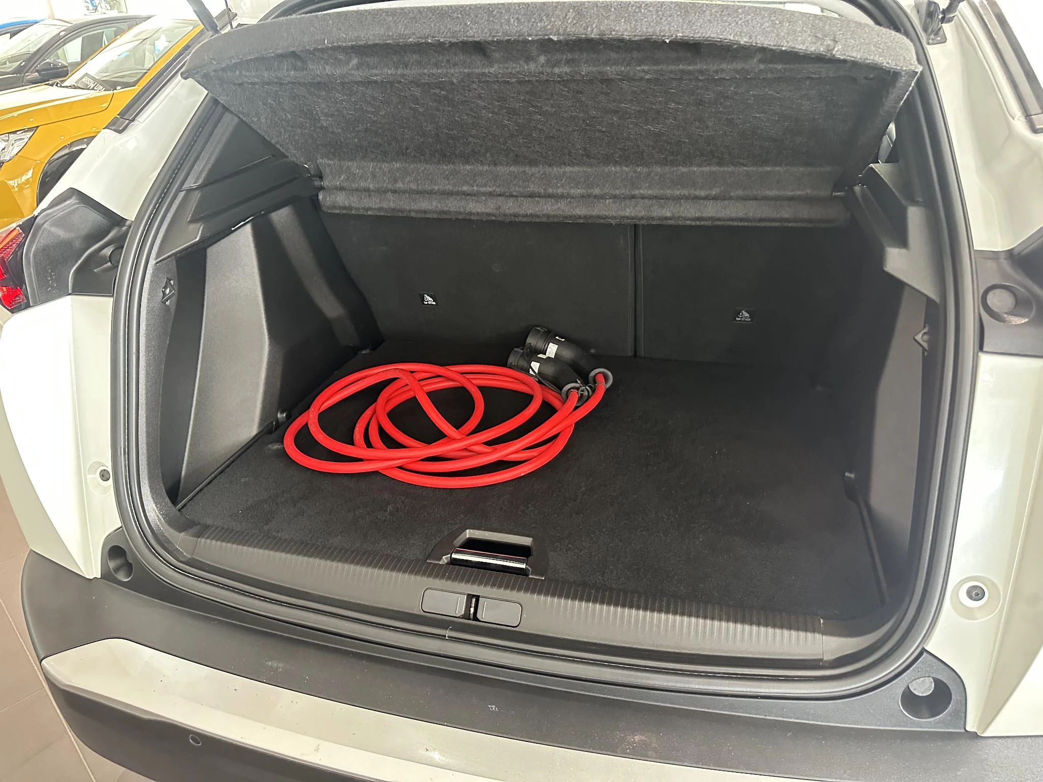 Peugeot-e-2008-image-9