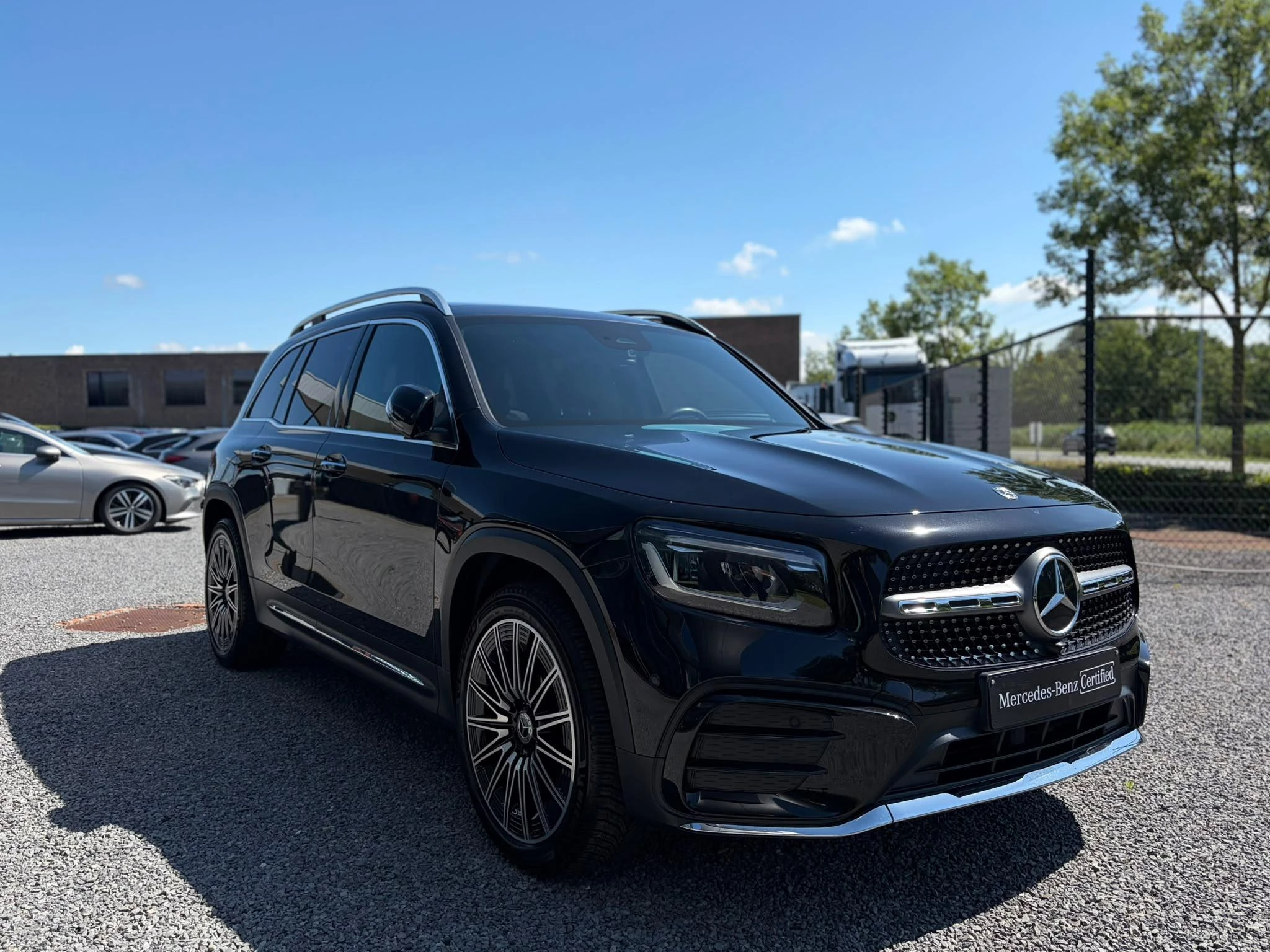 Mercedes-Benz GLB 180 AMG Line + PANO DAK + TREKHAAK + CARPLAY + SURROUND VIEW +