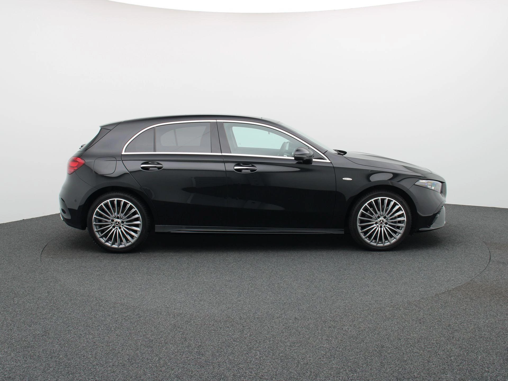 Mercedes-Benz A-Klasse 250 e AMG Line + PANO DAK + MULTIBEAM LED + CARPLAY +