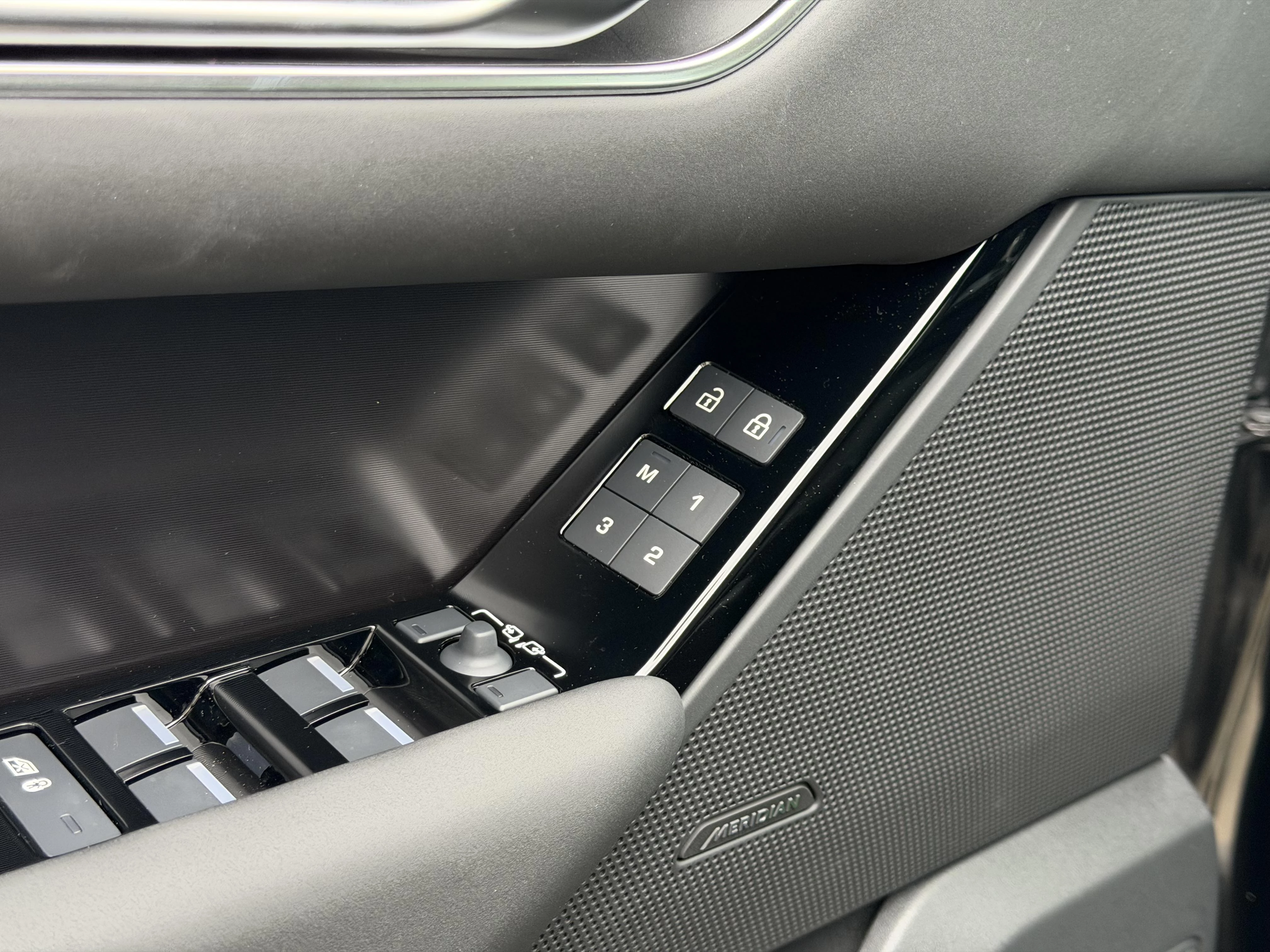 Land Rover Range Rover Velar P400e Dynamic SE AWD Auto. 26.5MY