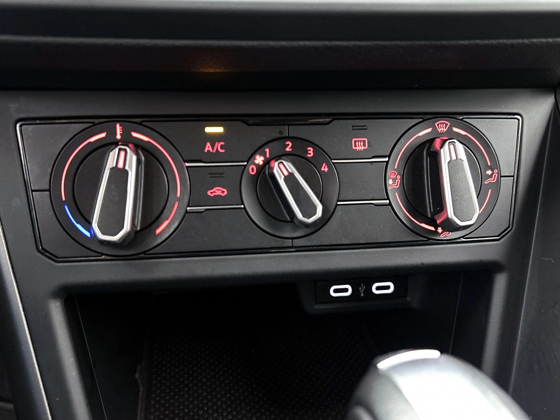 Volkswagen-Polo-image-17