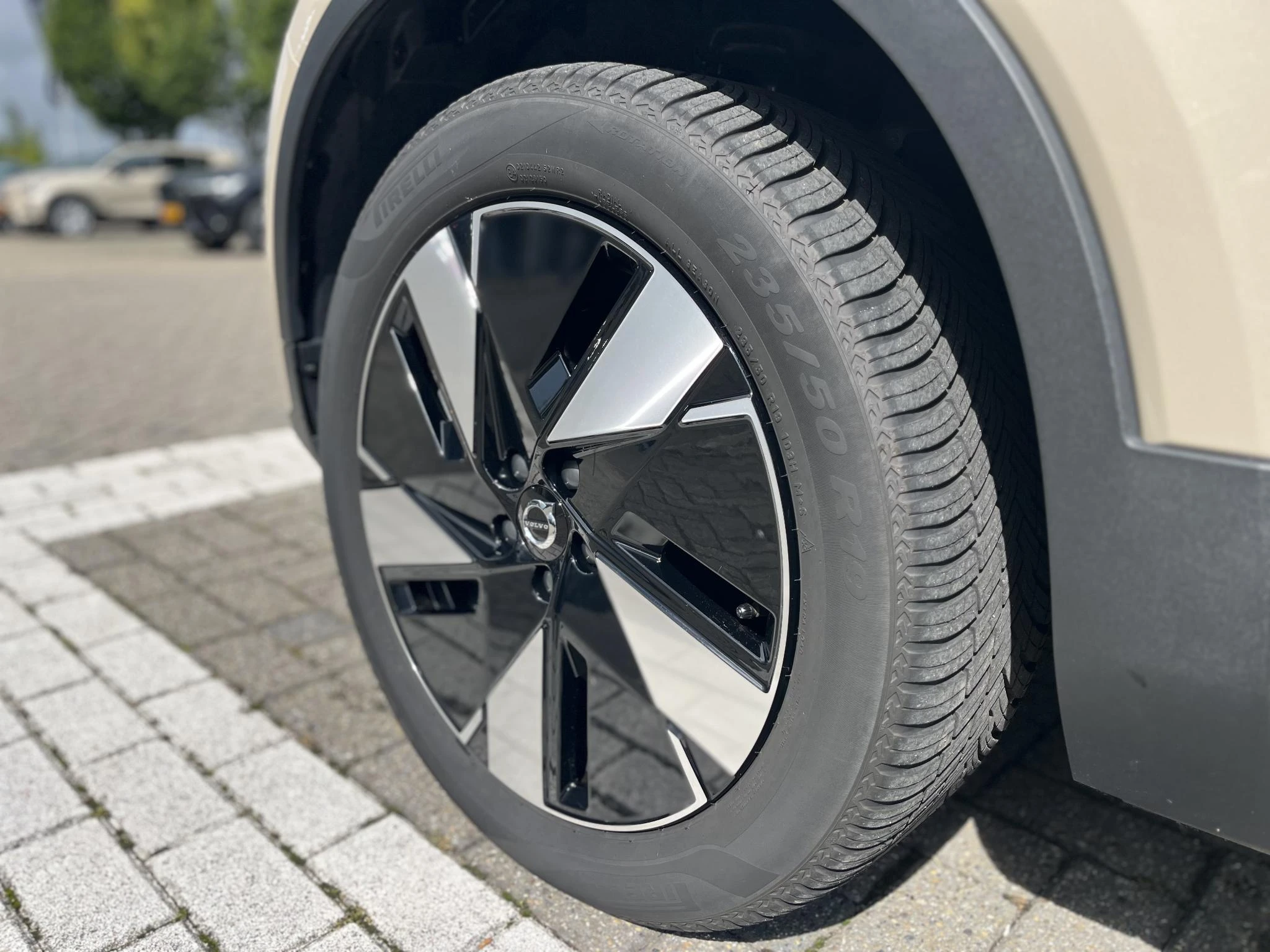 Volvo-EX40-image-3