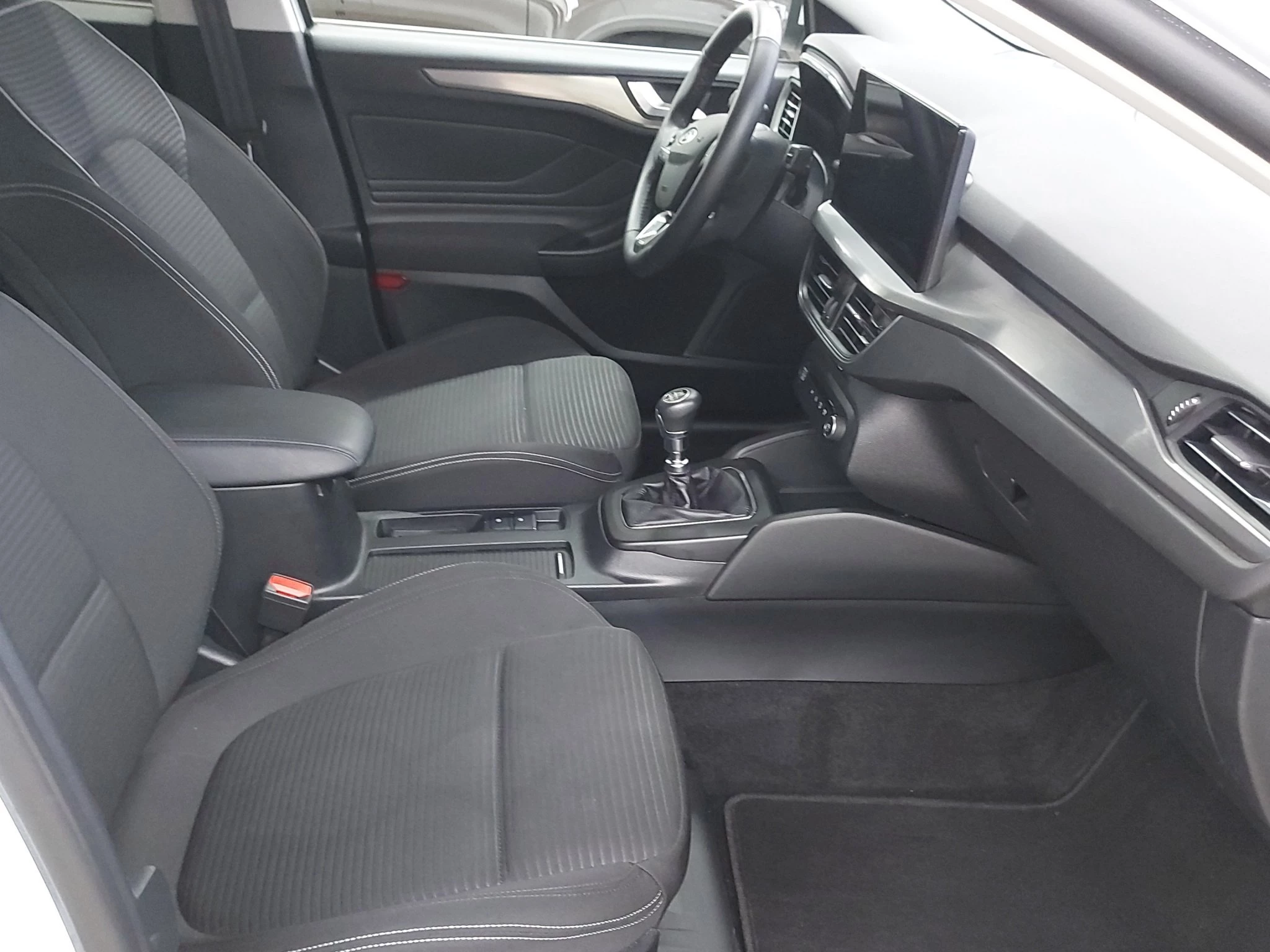Ford Focus Titanium DESIGN Sondermodell 1.0 EcoBoost Hybrid 92kW Schräghecklimousine. 5-türig
