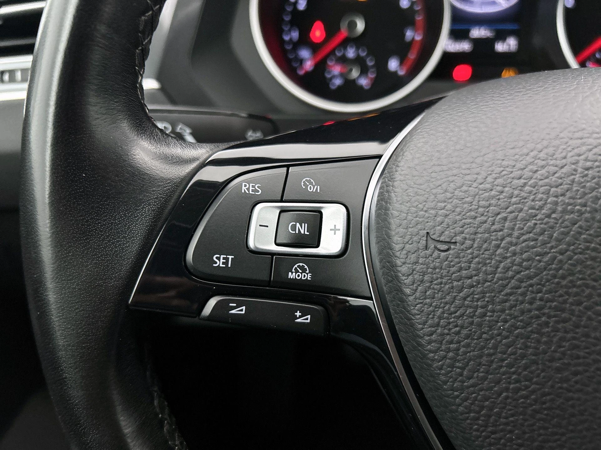 Volkswagen-Tiguan-image-5