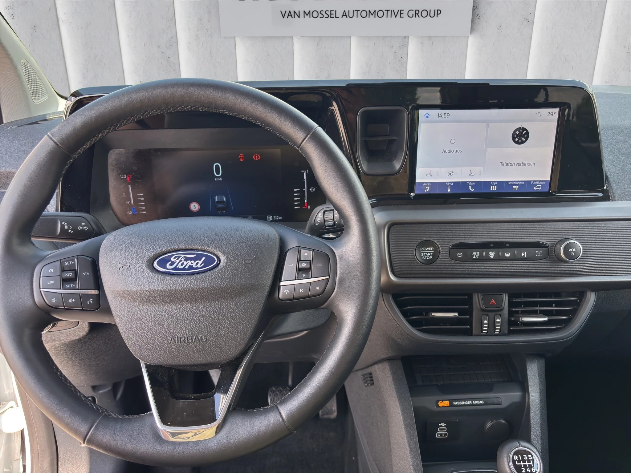 Ford Tourneo Courier 1.0 EcoBoost Titanium