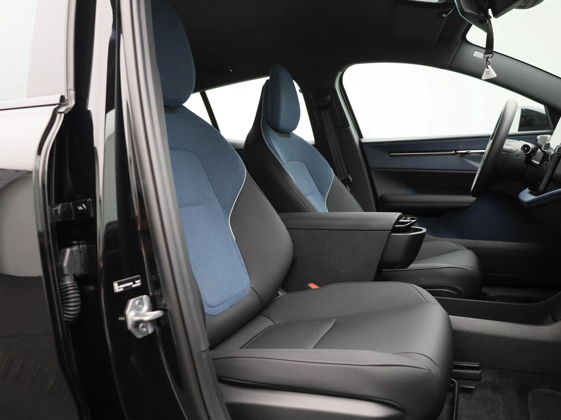 Volvo-EX30-image-30