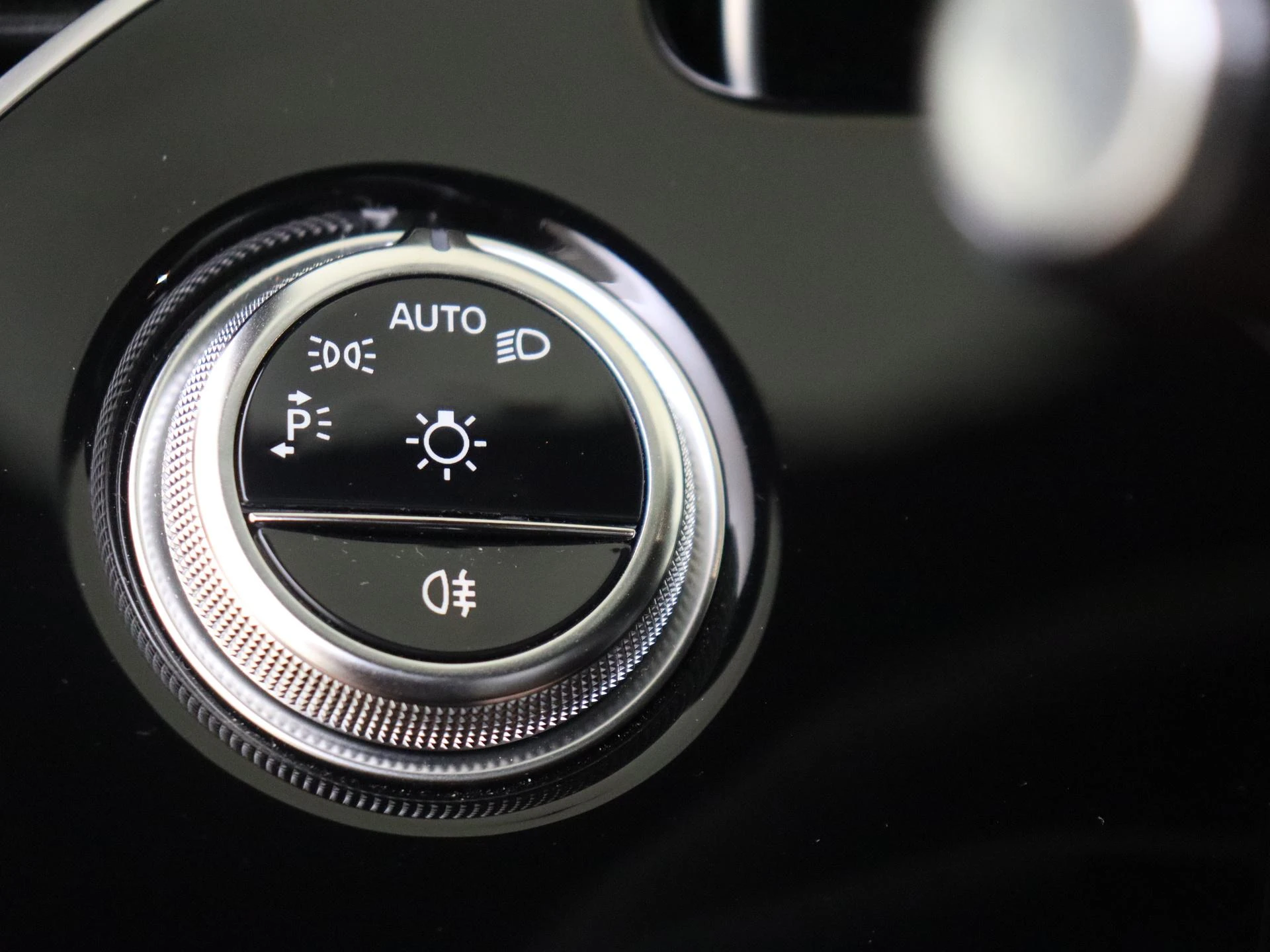 Mercedes-Benz-E-Klasse-image-23