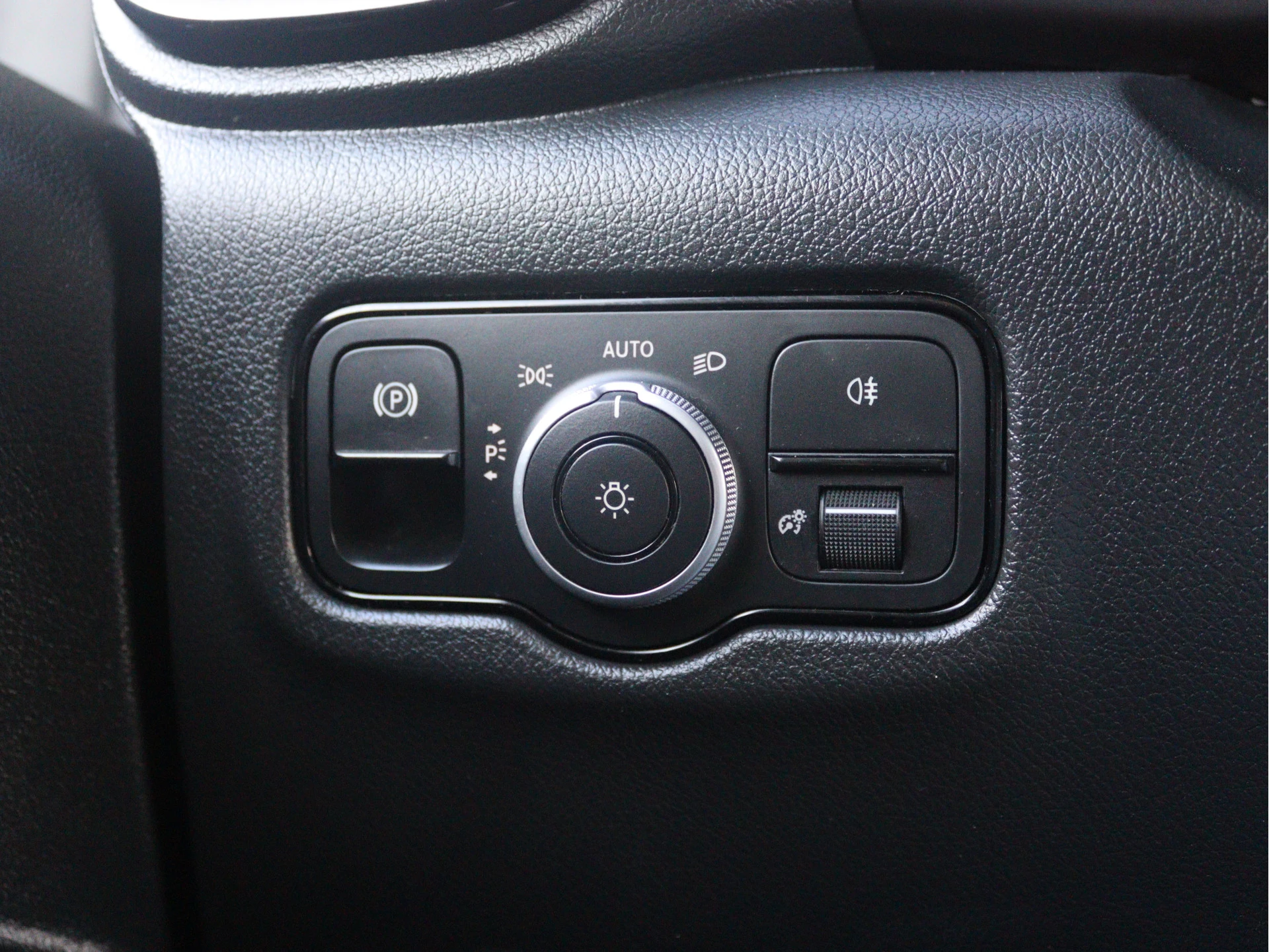 Mercedes-Benz-Vito-image-12