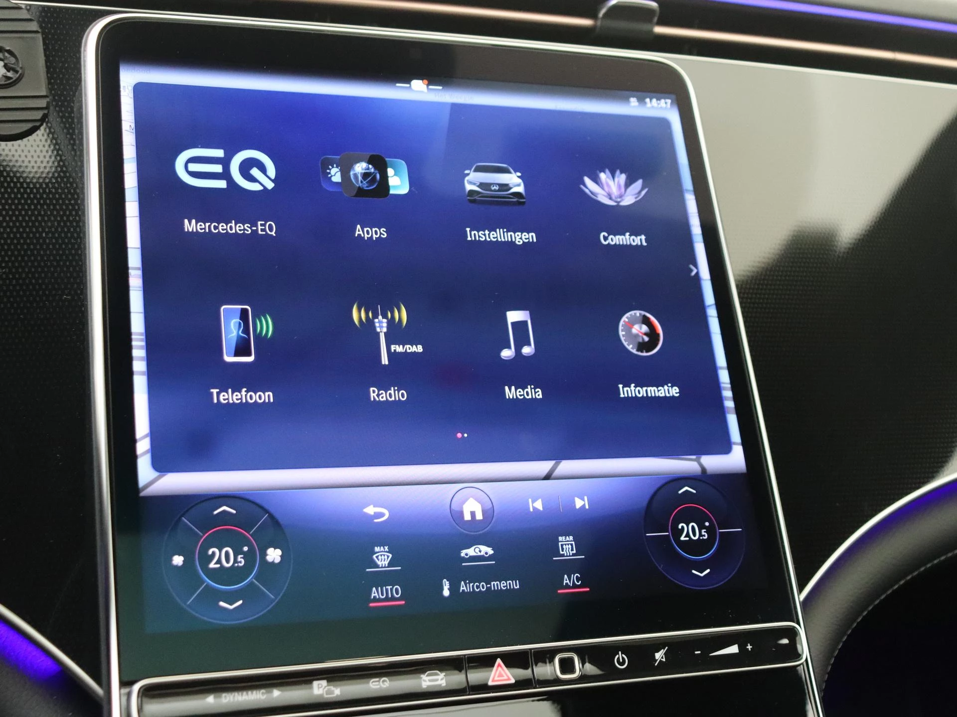 Mercedes-Benz-EQE-image-17