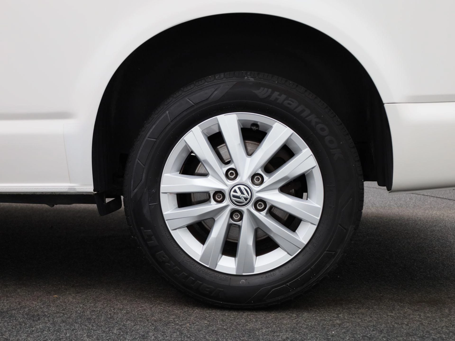 Volkswagen-Transporter-image-18