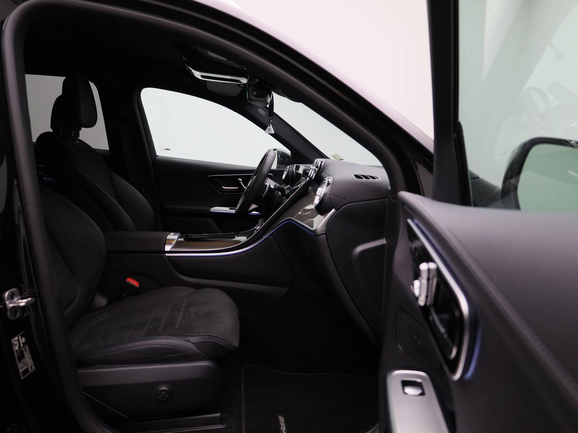 Mercedes-Benz-GLC-image-35