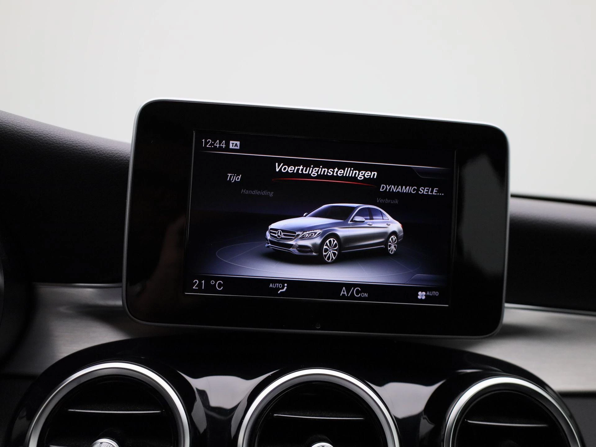 Mercedes-Benz-C-Klasse-image-21