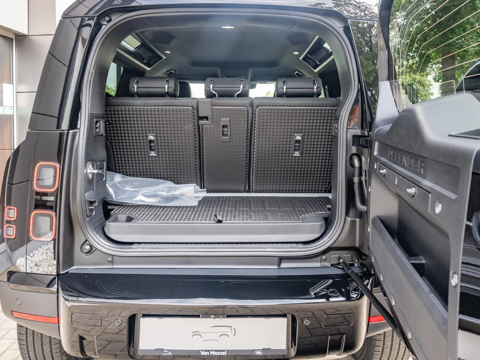 Land Rover Defender 90 D200 S AWD Auto. 26MY