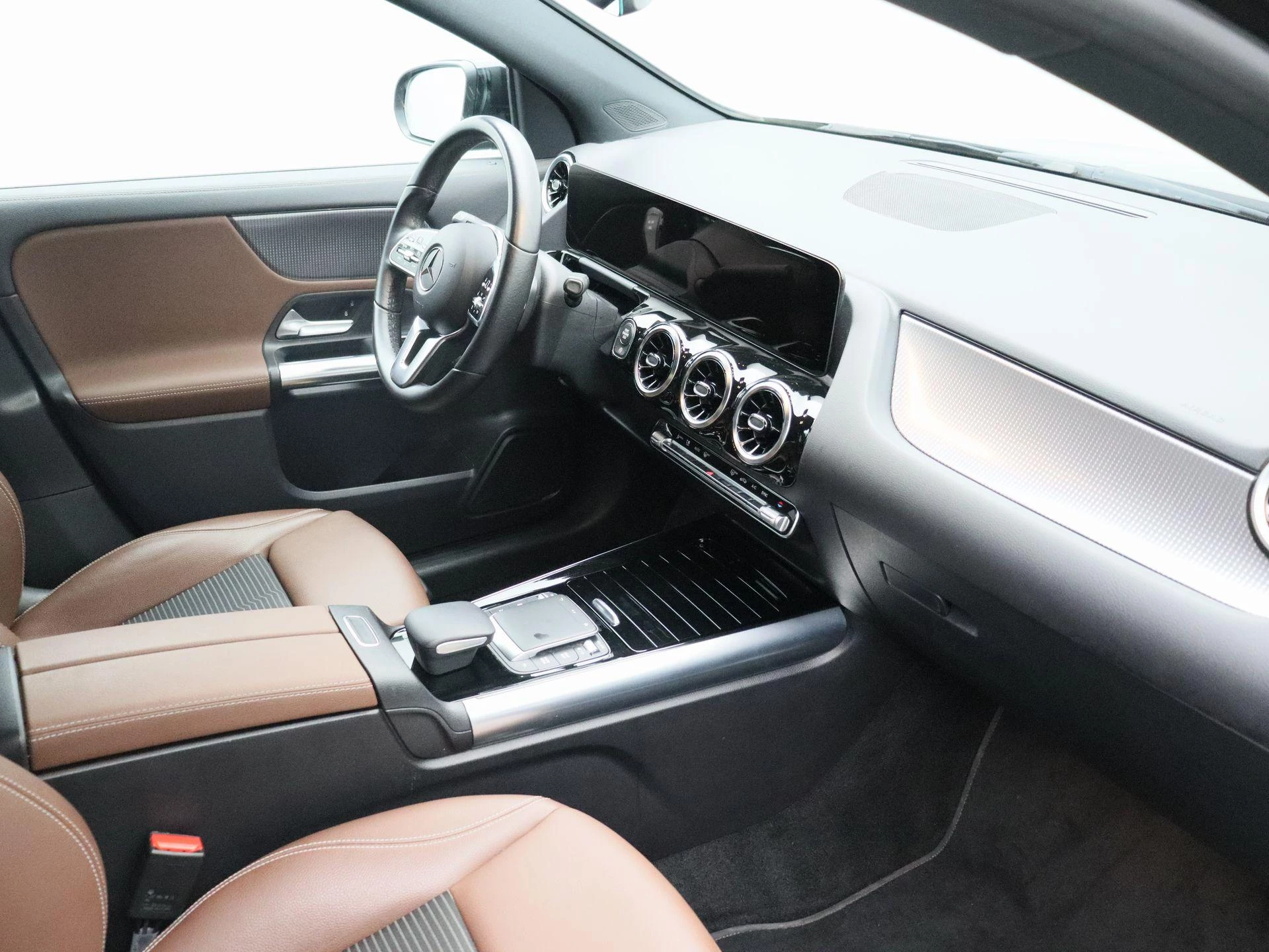 Mercedes-Benz GLA 180 Business Line + TREKHAAK + LED + CAMERA +