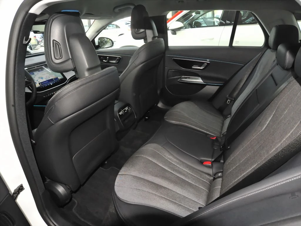 Mercedes-Benz-E-Klasse 300-image-13