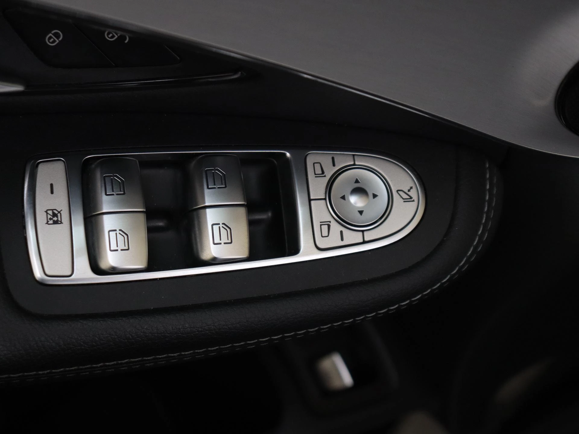 Mercedes-Benz-GLC-image-25