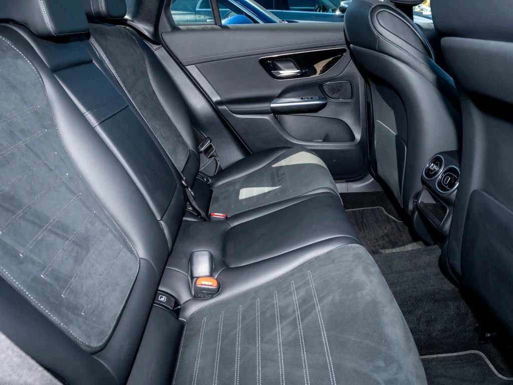 Mercedes-Benz-GLC 300 d-image-12