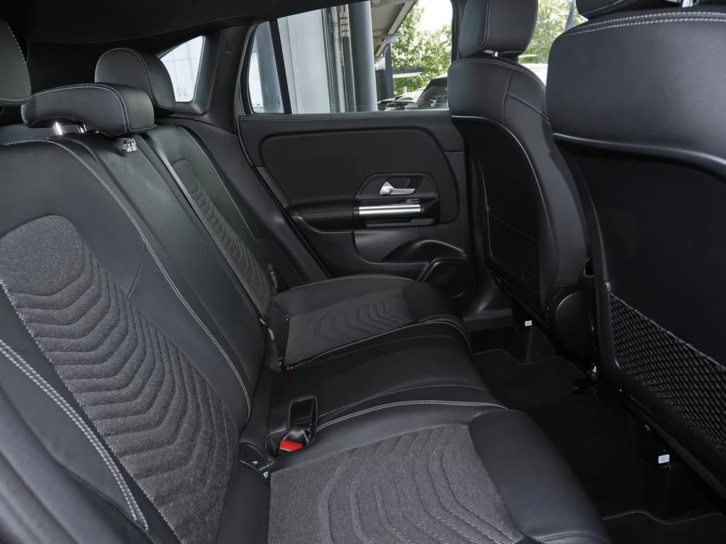 Mercedes-Benz-GLA 200 d-image-14