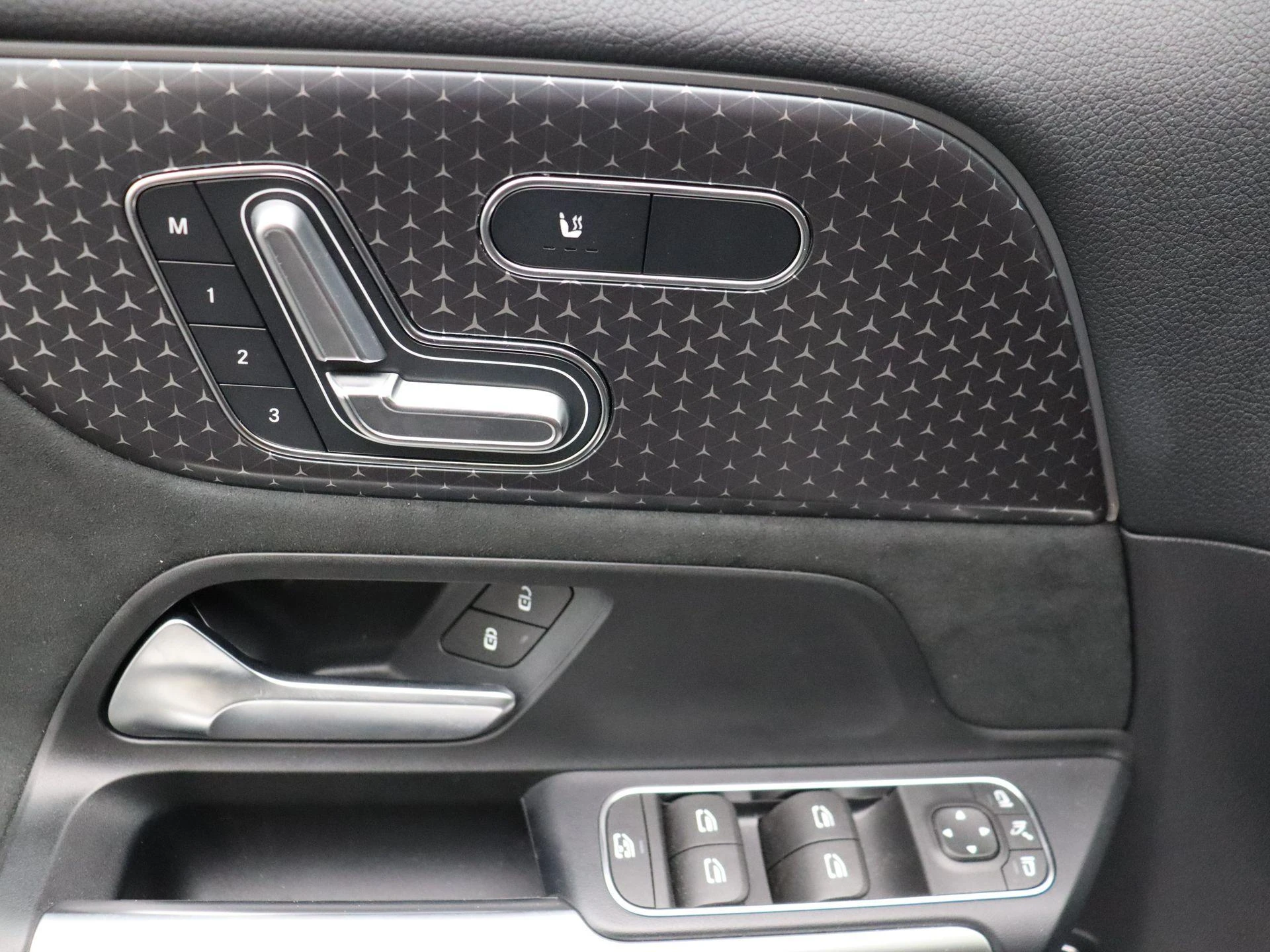 Mercedes-Benz EQA 250+ Star Edition + BURMESTER + PANO DAK + HEAD UP + CARPLAY +