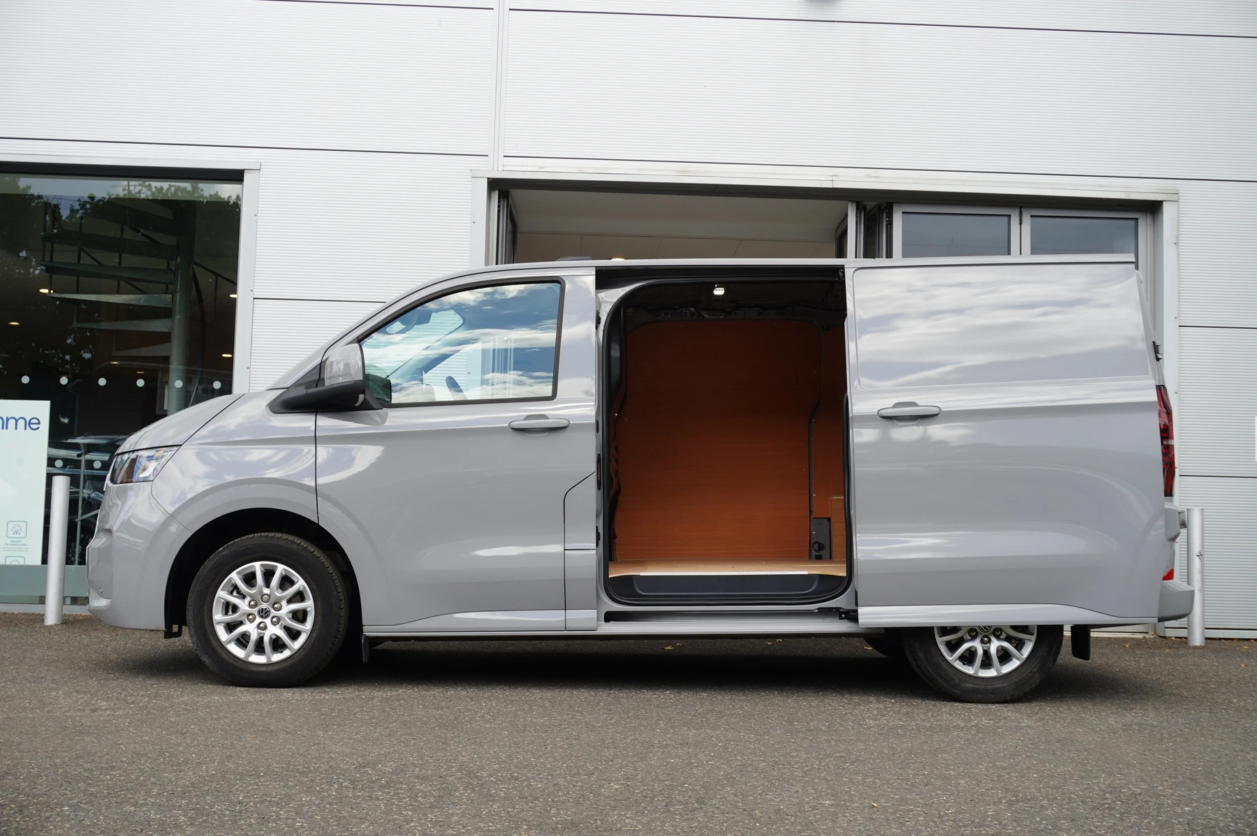 Volkswagen-Transporter-image-24