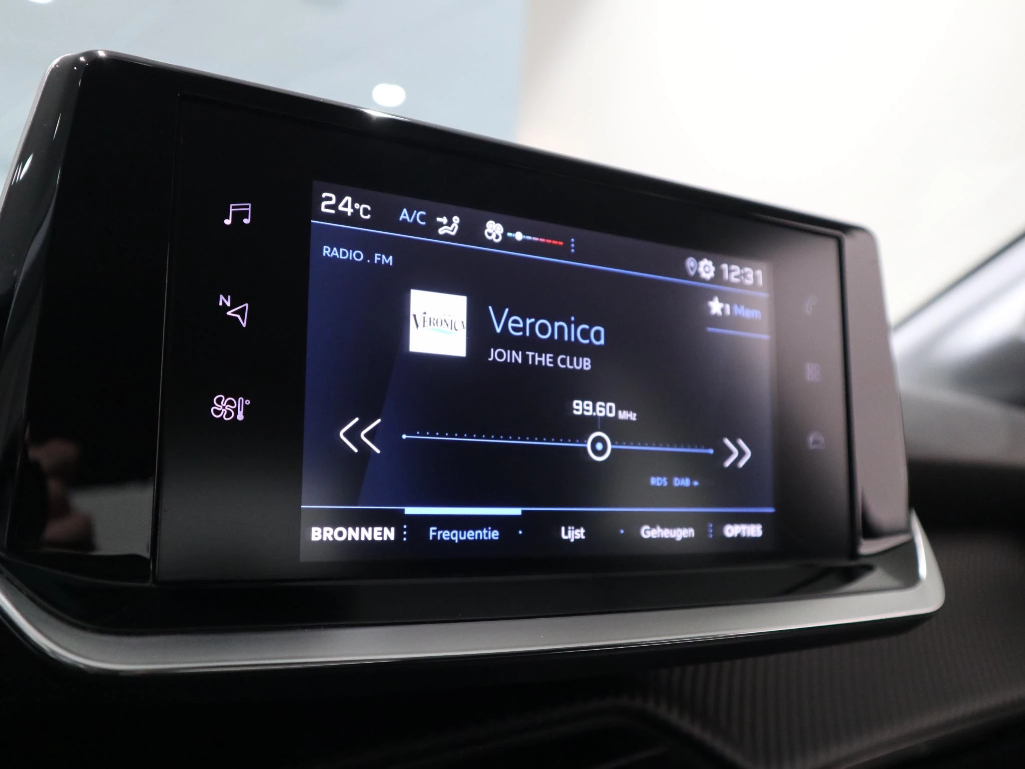 Peugeot-208-image-11