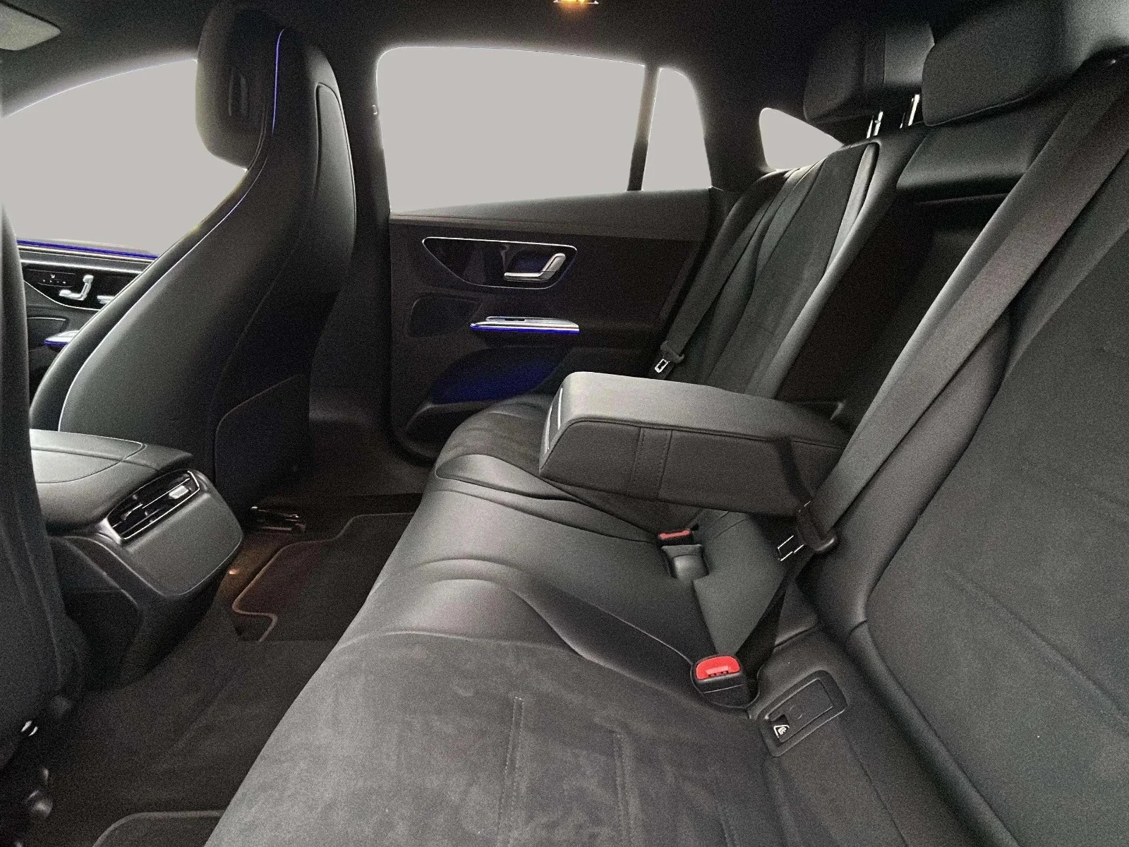 Mercedes-Benz-EQE-image-15