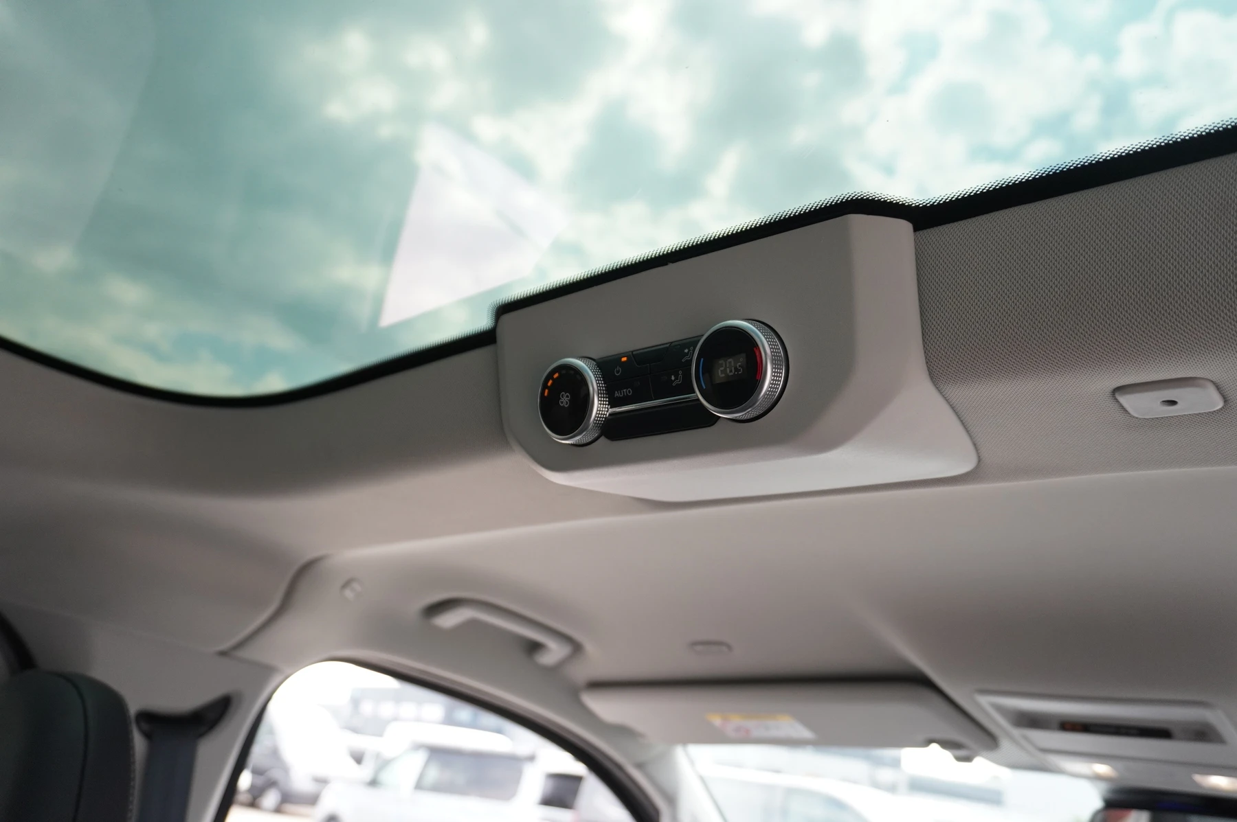 Volkswagen-Transporter-image-14