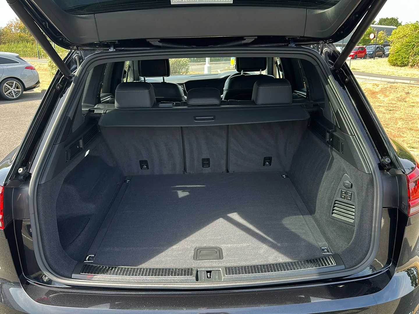 Volkswagen-Touareg-image-14