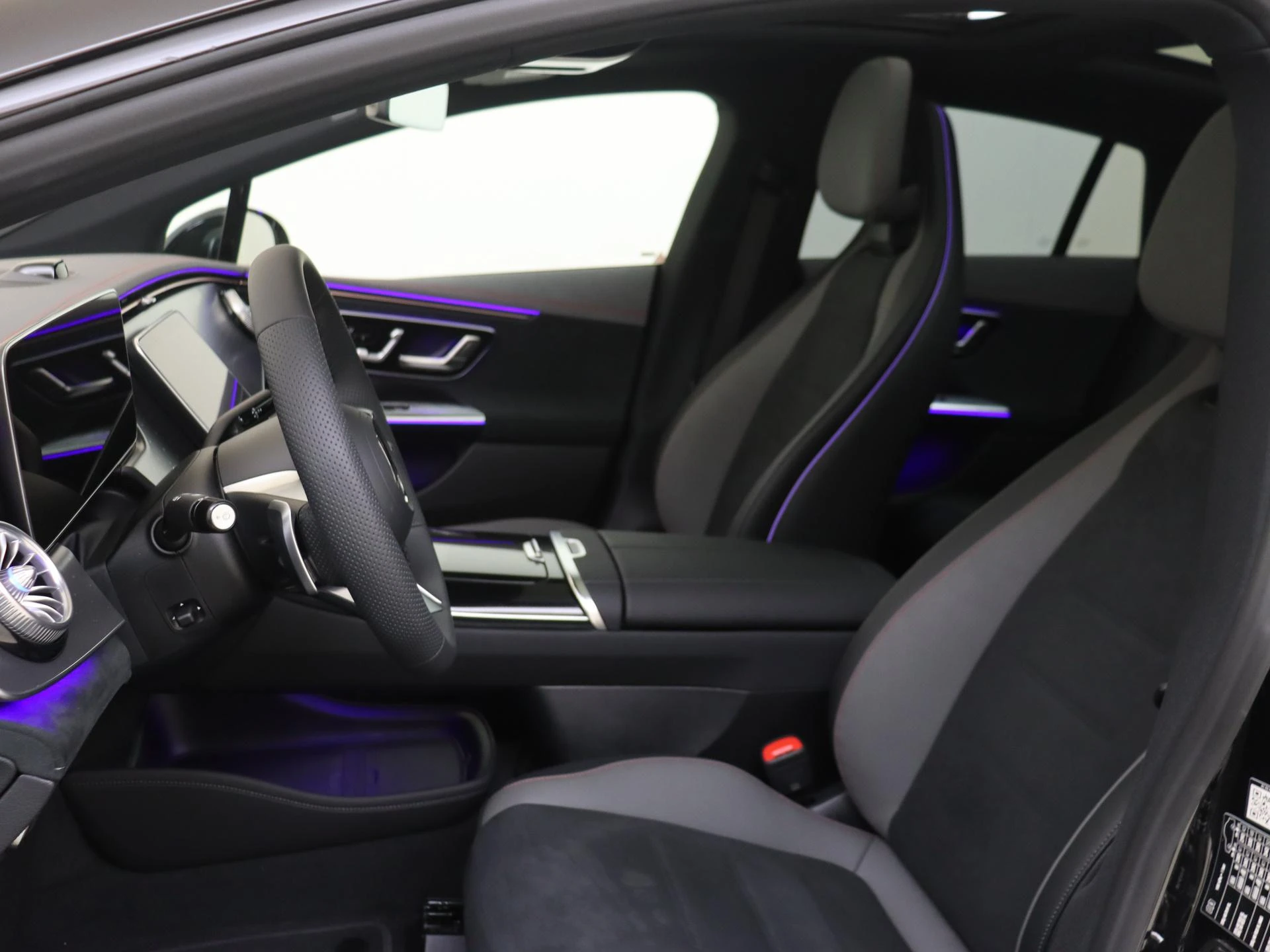 Mercedes-Benz-EQE-image-10