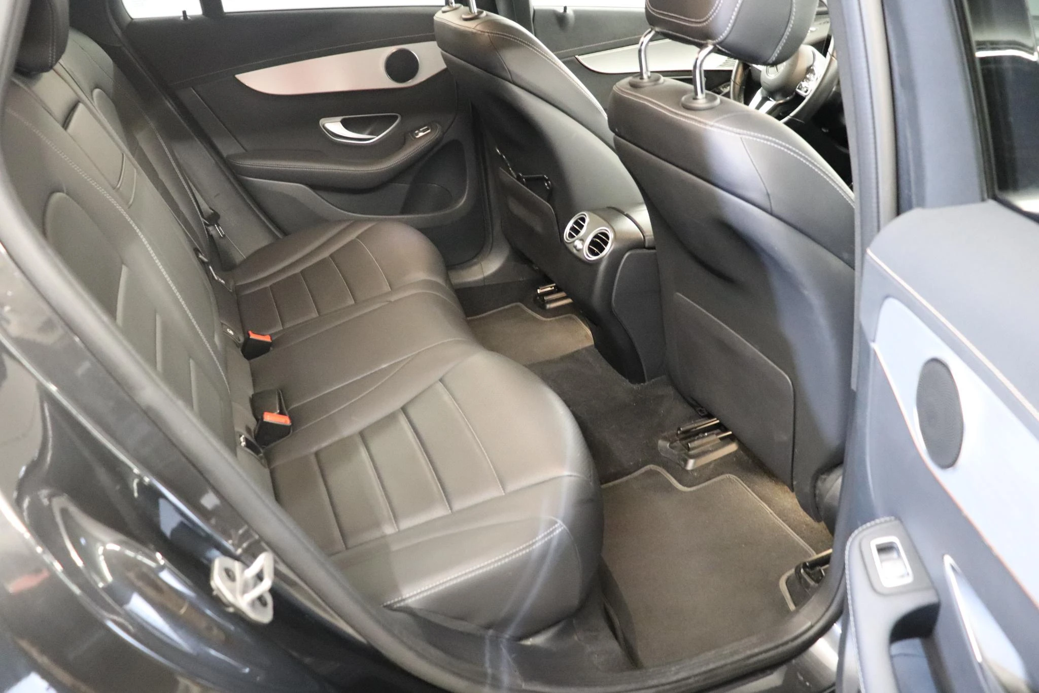 Mercedes-Benz-EQC-image-9