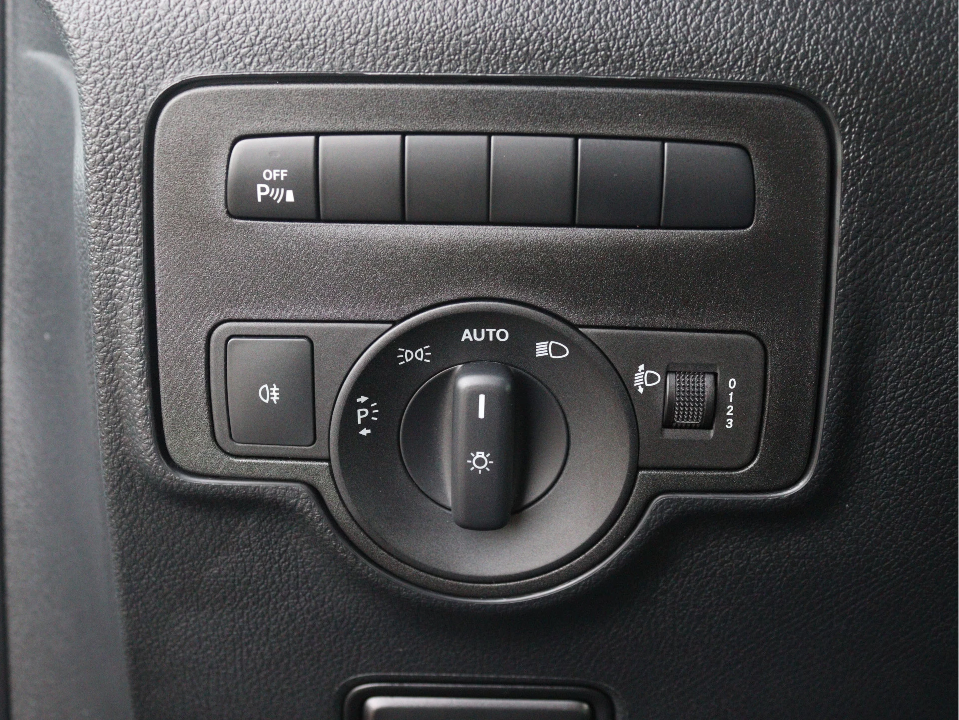 Mercedes-Benz-eVito-image-4