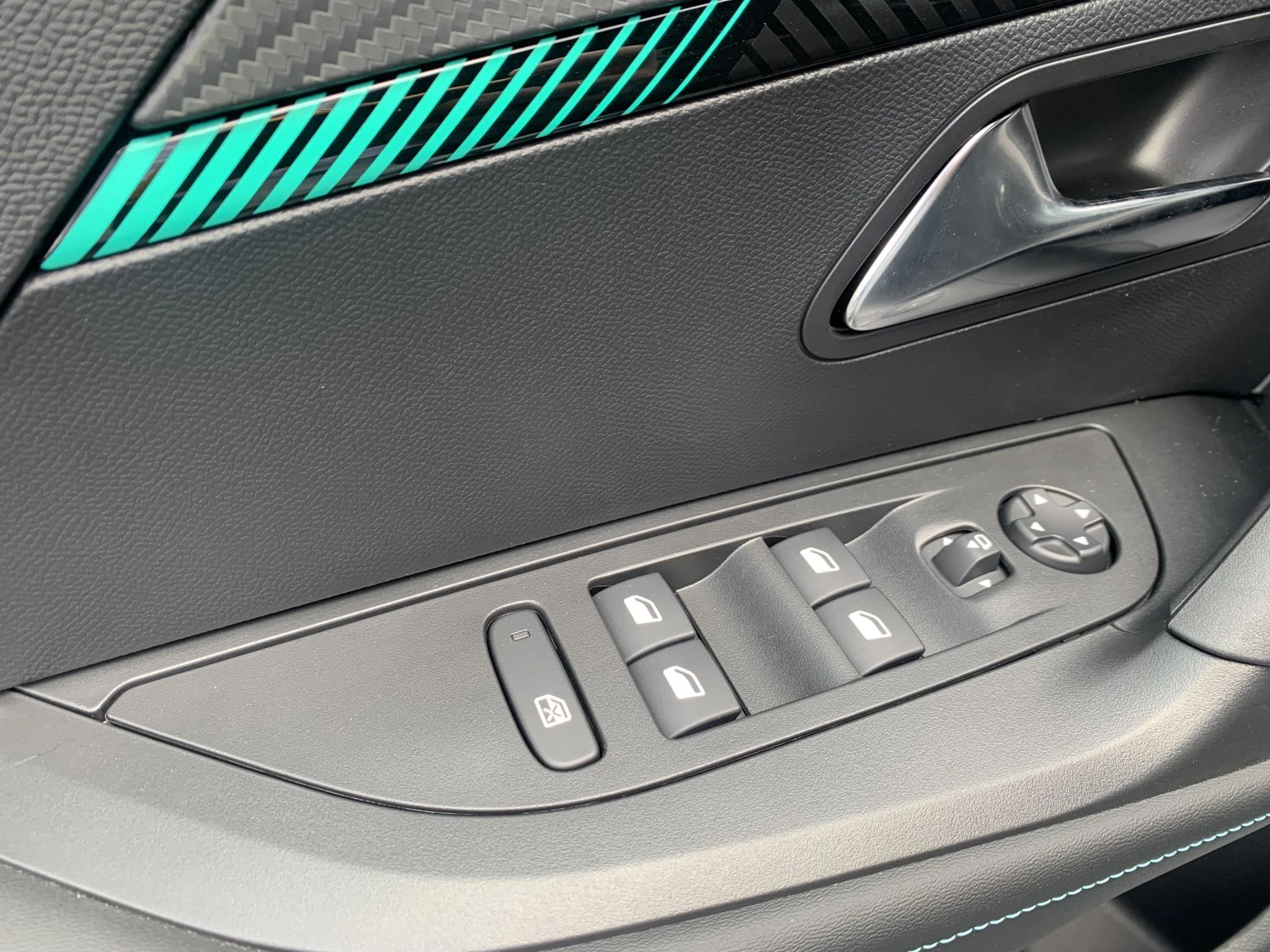 Peugeot-e-2008-image-15