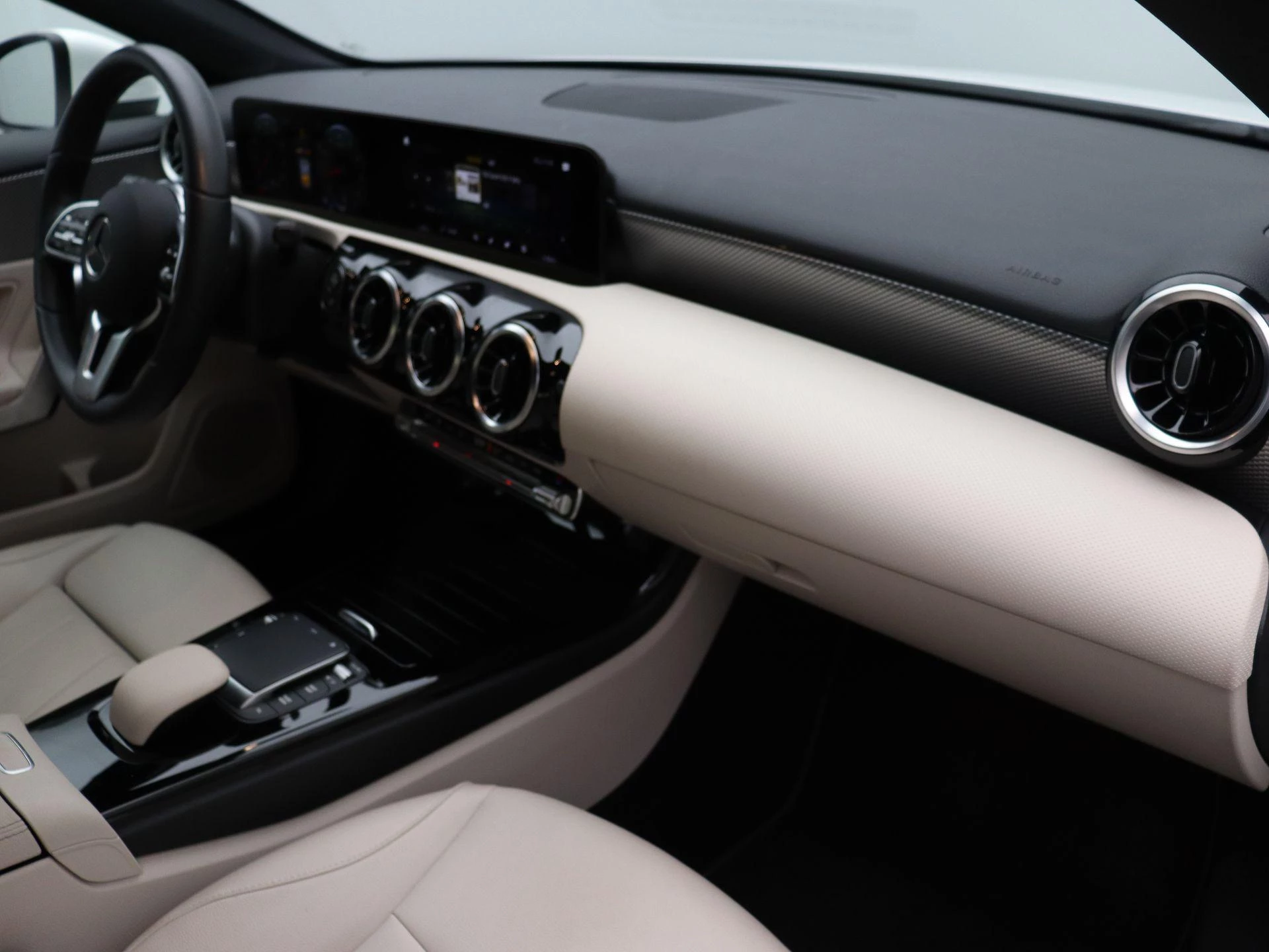Mercedes-Benz Classe A 180 Luxury Line Limousine + LEDER + TREKHAAK + CAMERA +